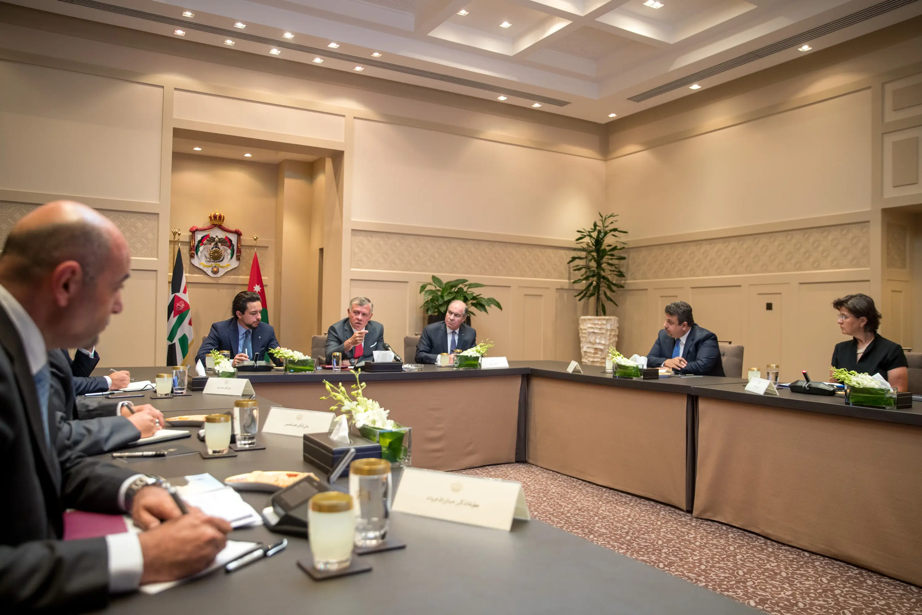 King, accompanied by Crown Prince, chairs follow-up meeting on tourism development