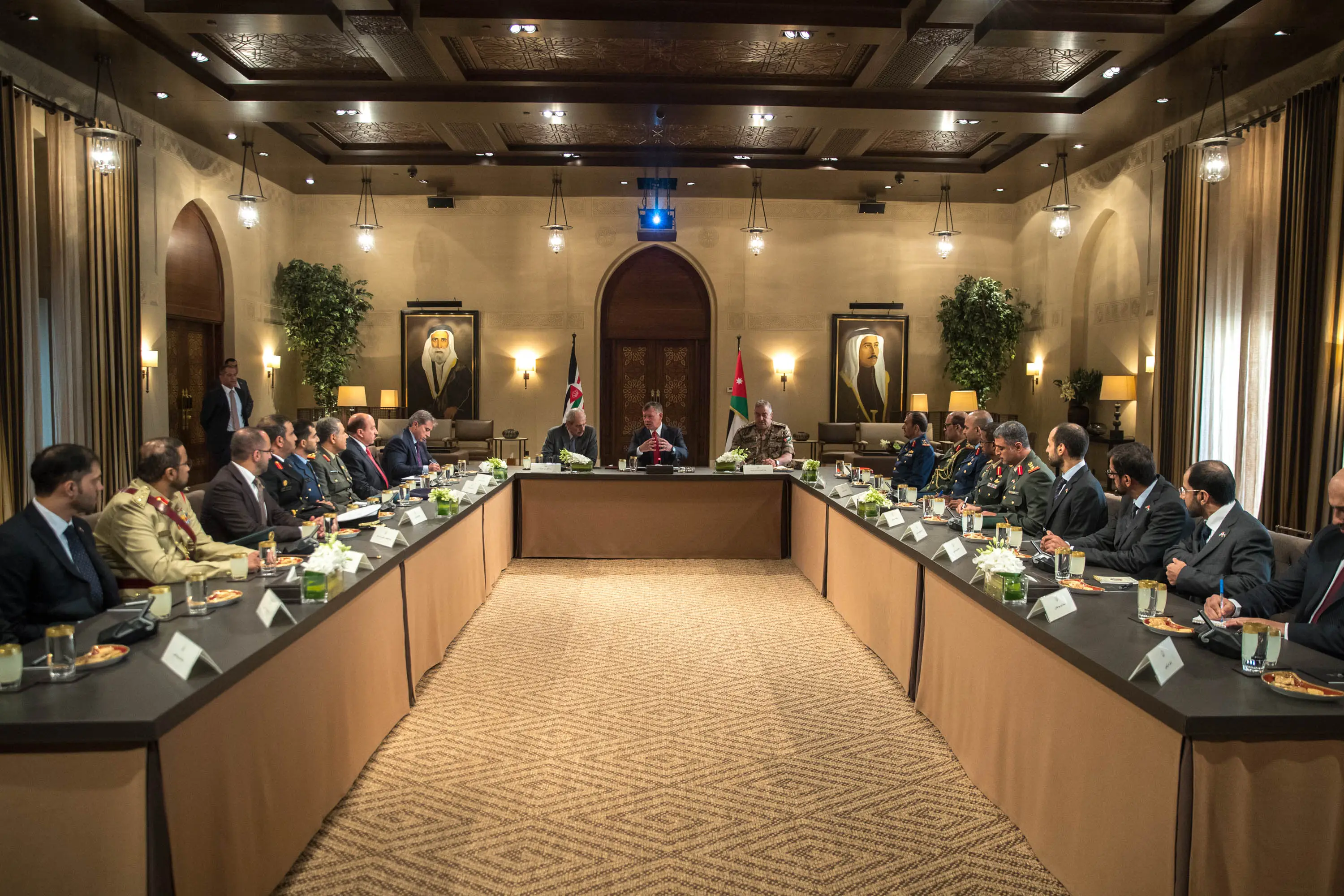 King receives UAE National Defence College delegation