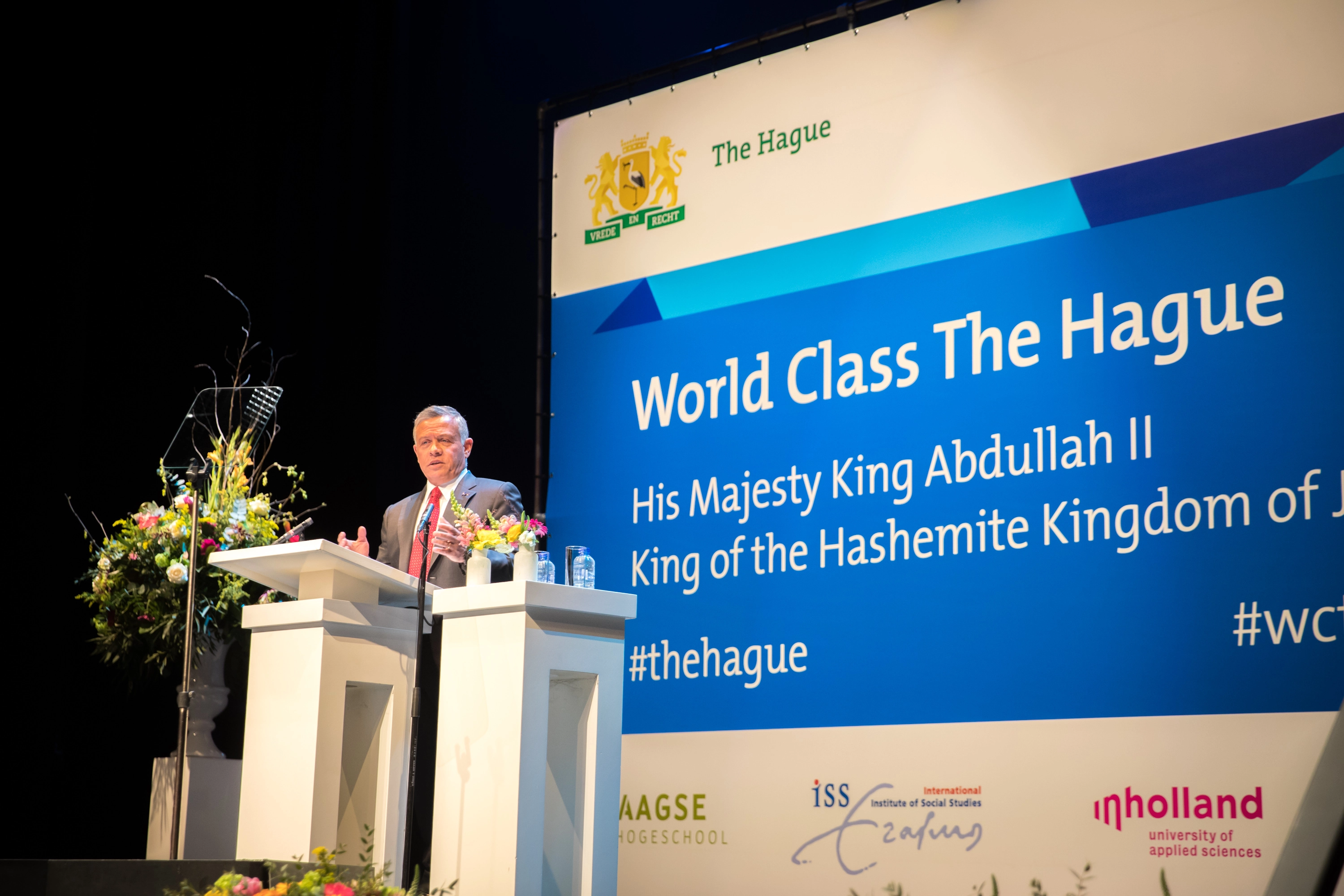 King delivers speech to World Class The Hague students