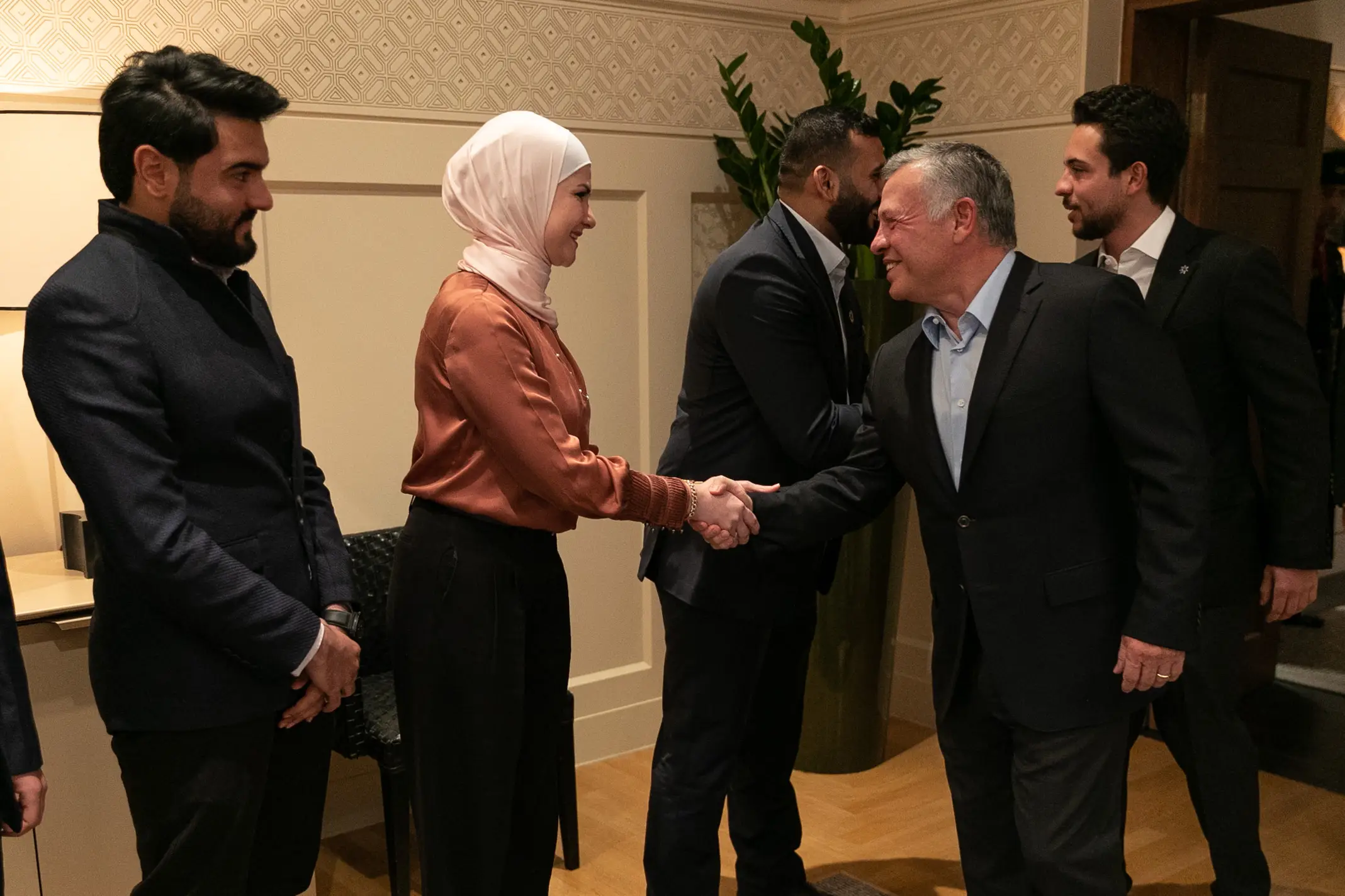 King meets group of young Jordanians, calls for encouraging youth’s political engagement