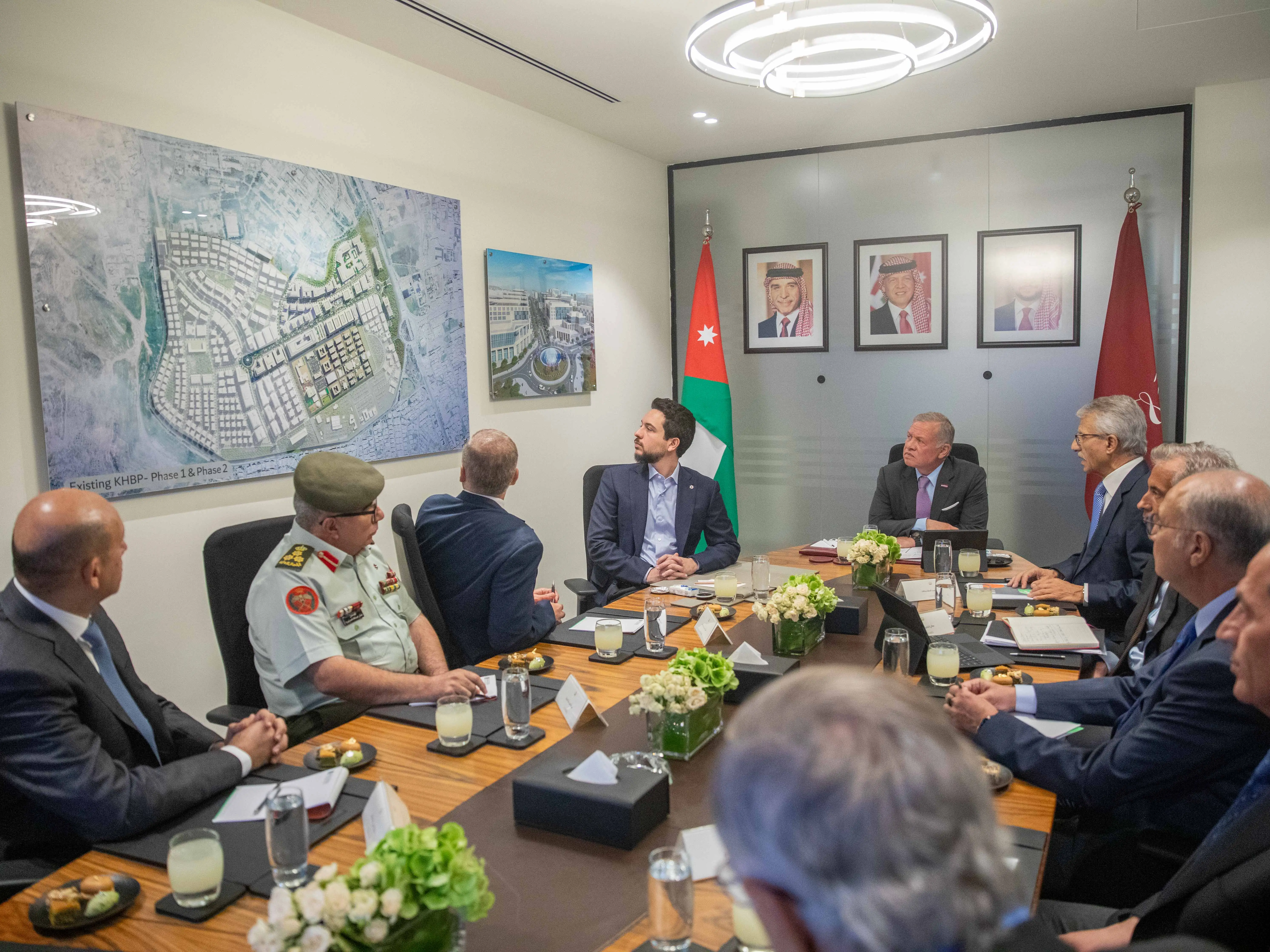 الملك يطلع على خطة تطوير المرحلة الثانية من مجمع الملك الحسين للأعمال