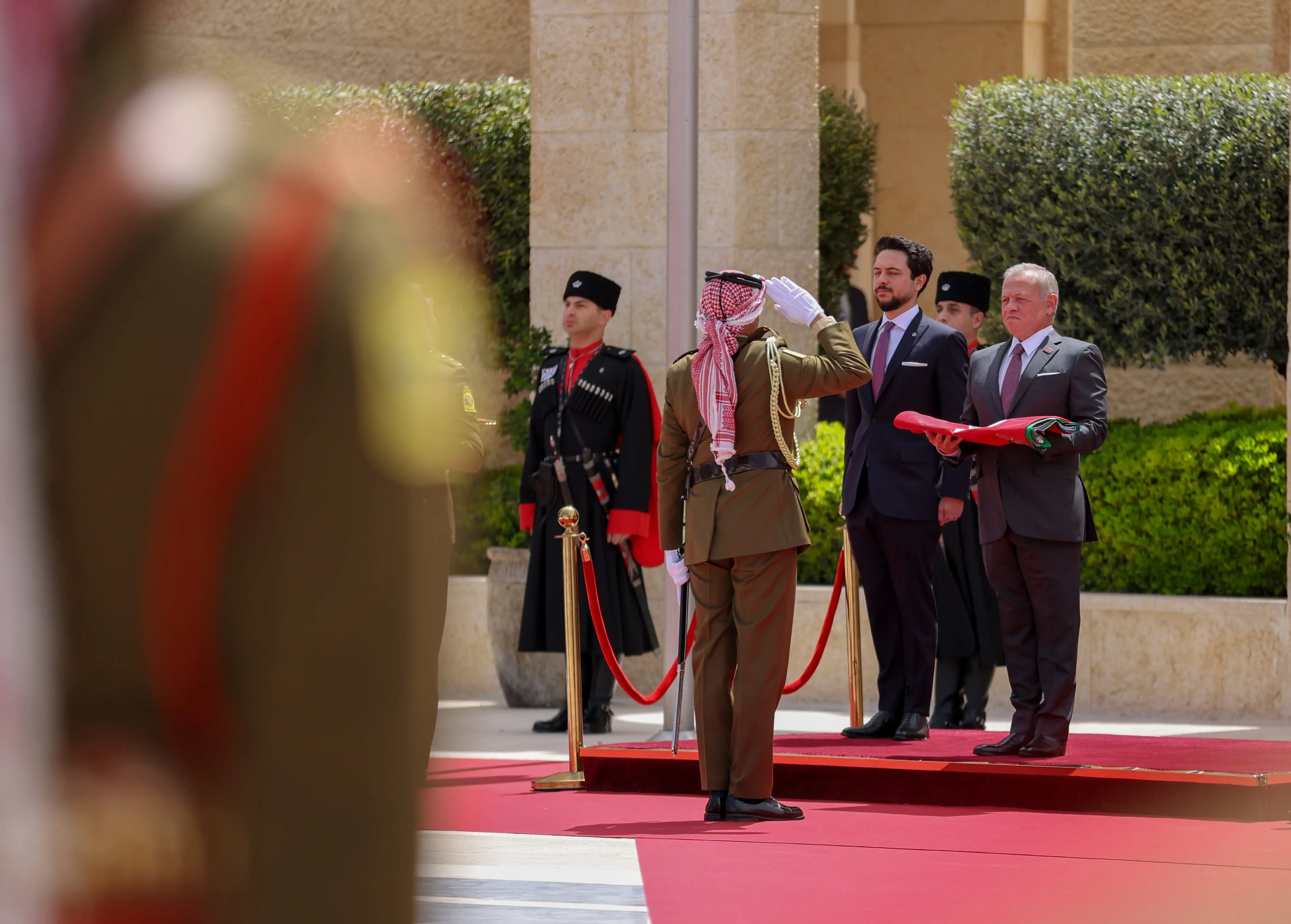 الملك يشهد مراسم رفع العلم بمناسبة اليوم الوطني للعلم الأردني