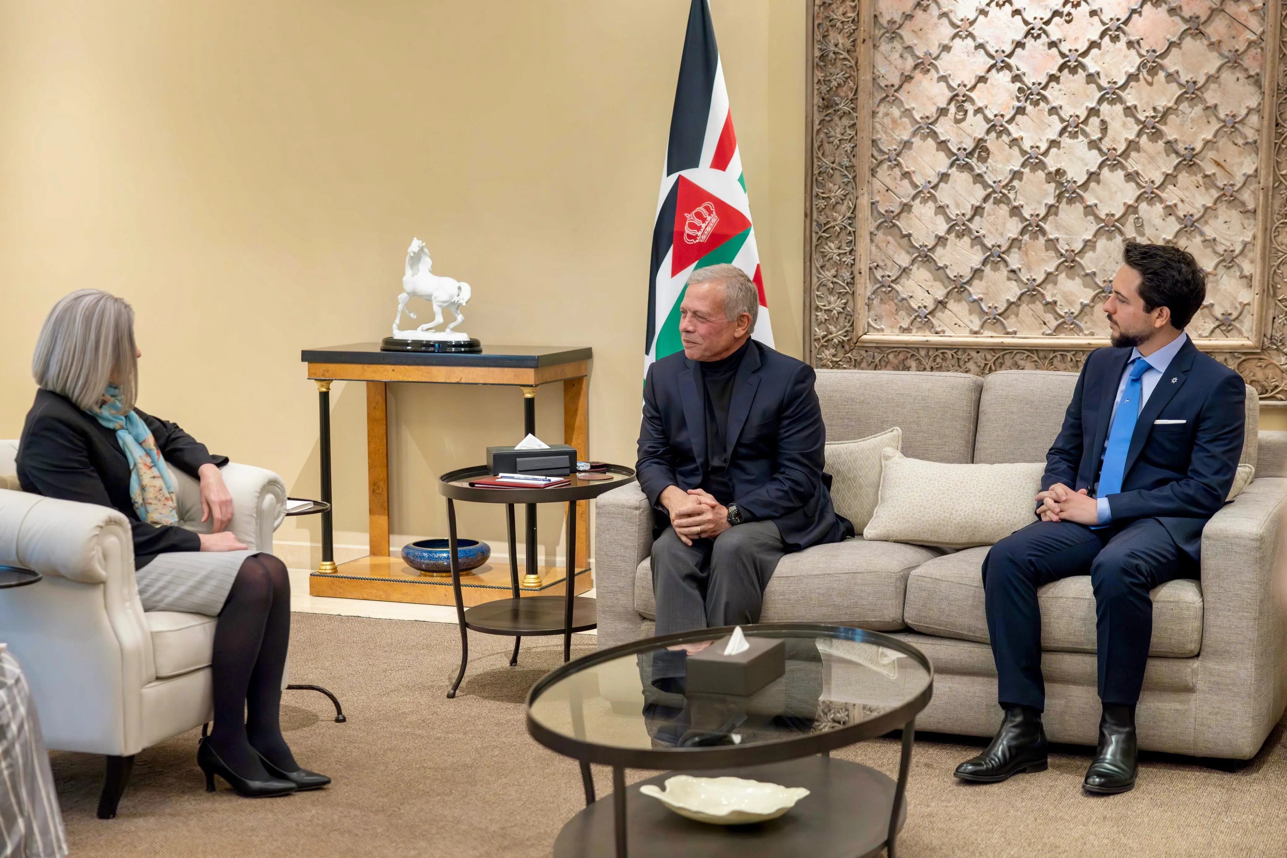 الملك يستقبل عضو مجلس الشيوخ الأمريكي السيناتور جوني إرنست