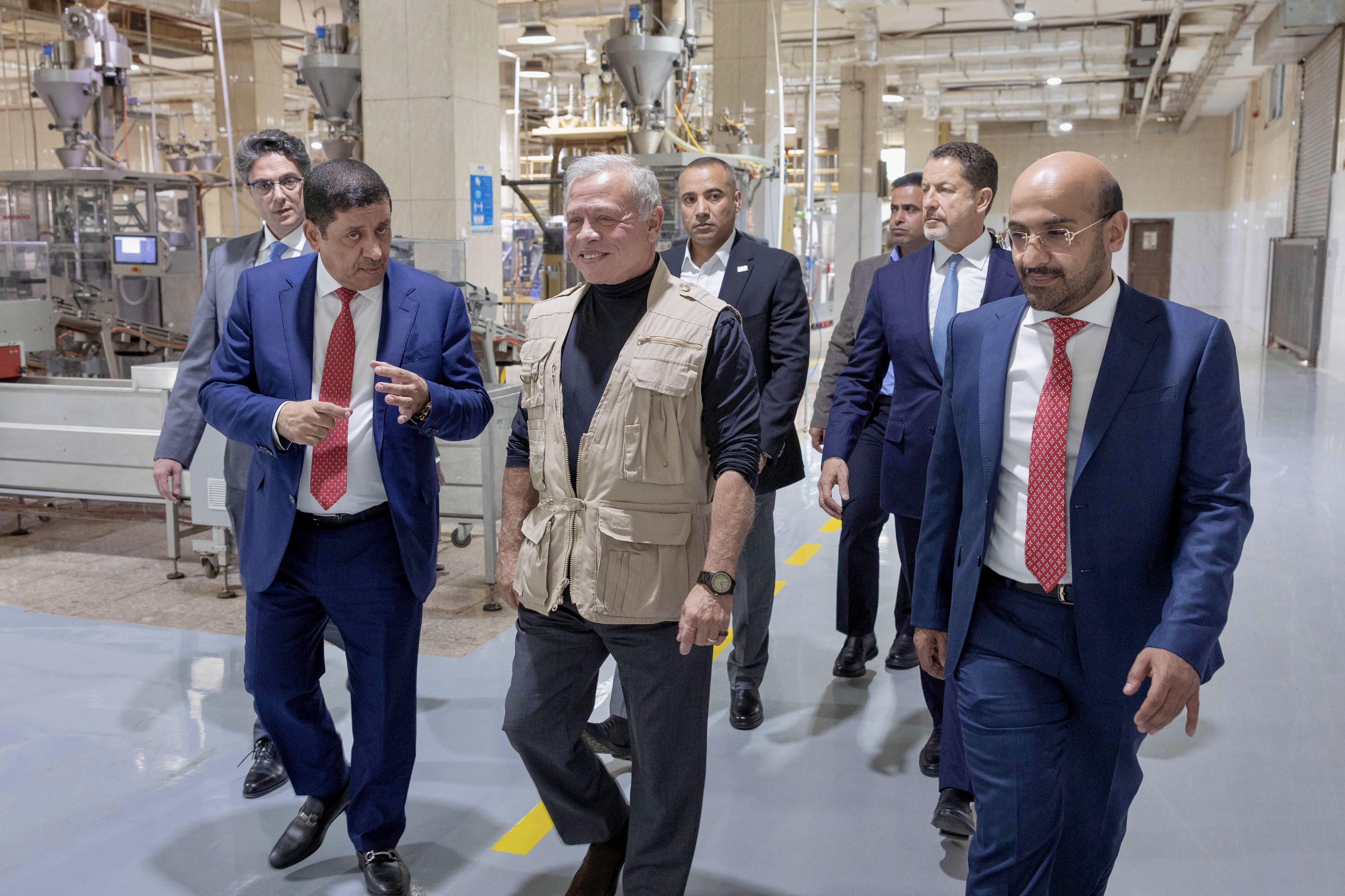 الملك يزور ثلاثة مصانع إنتاجية في مدينة الموقر الصناعية