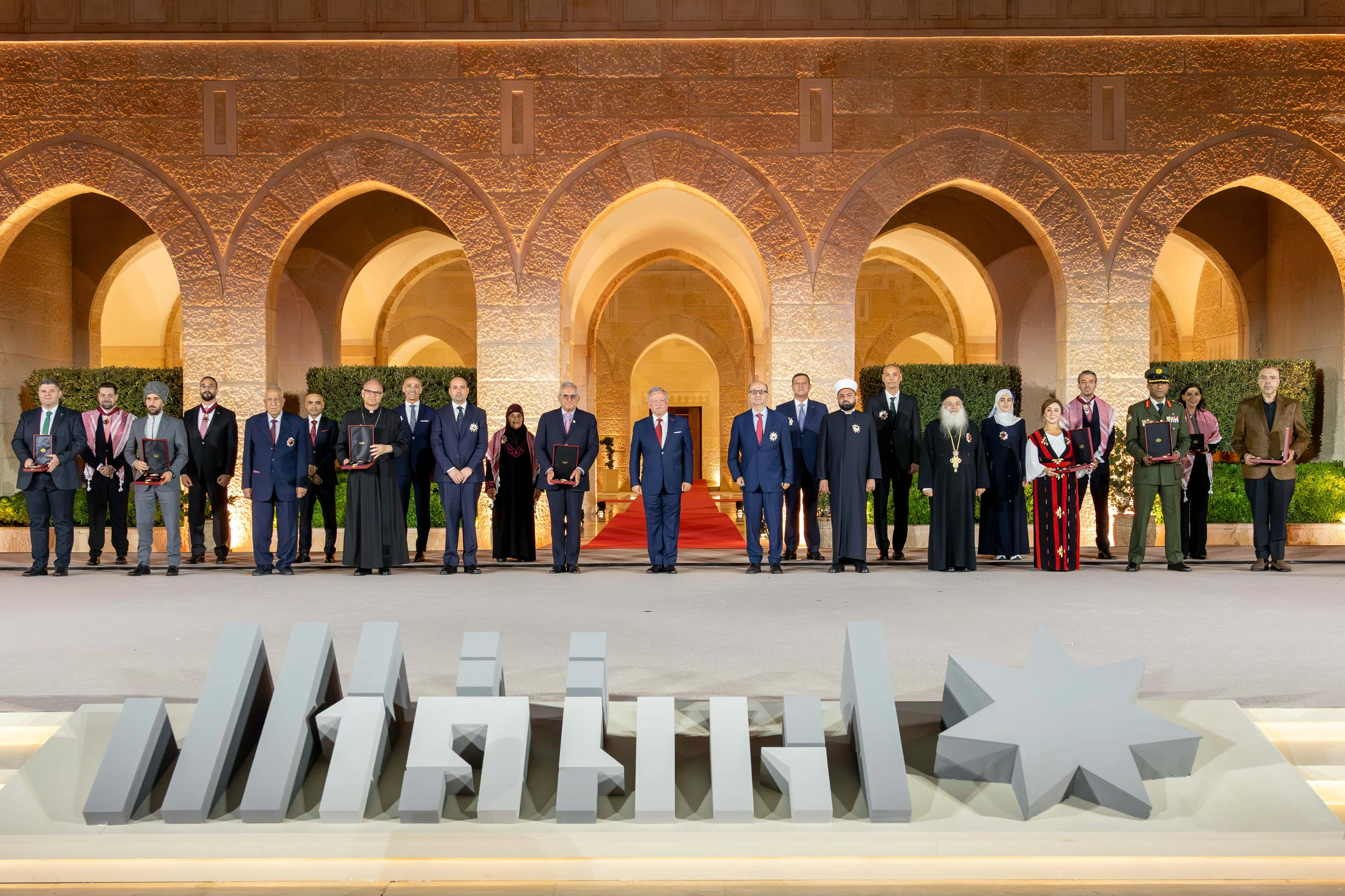 King bestows medals on distinguished Jordanians on 79th Independence Day