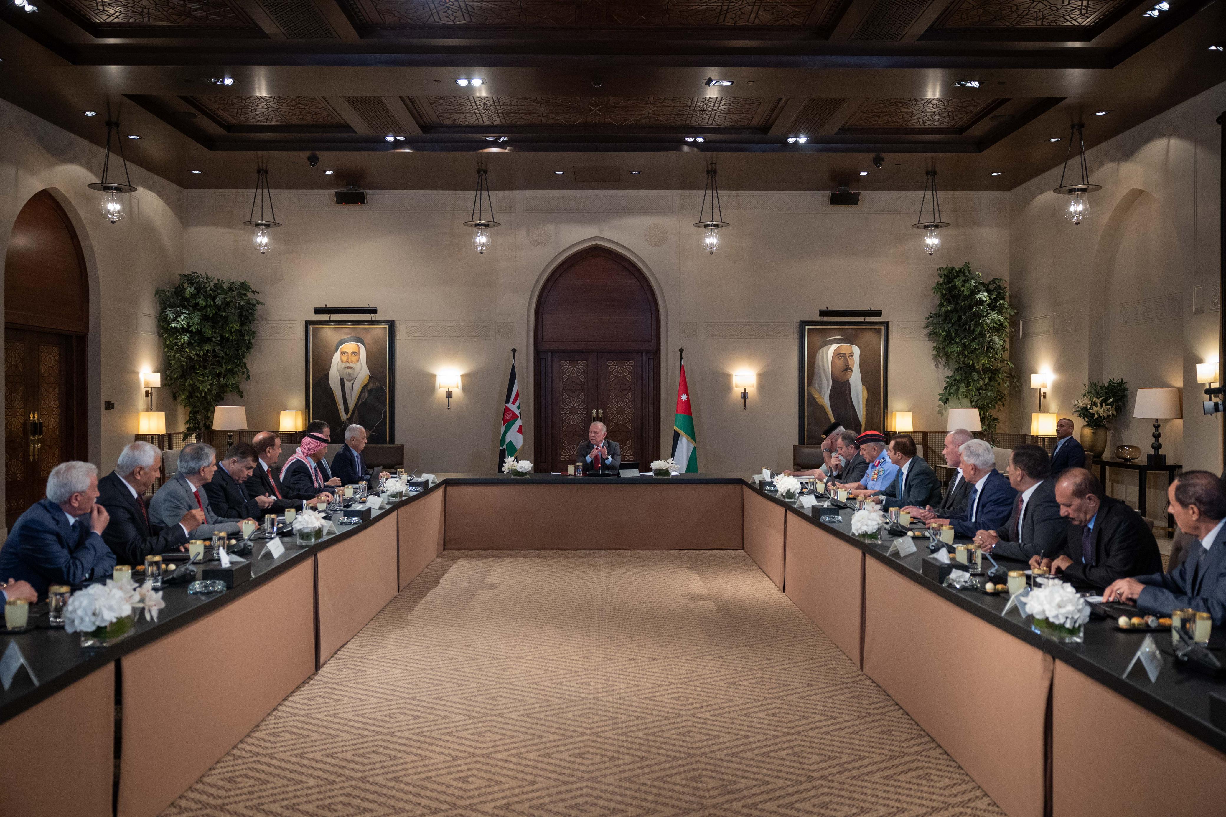 الملك يلتقي متقاعدين عسكريين ويرحب بجهود خفض التصعيد في الإقليم بقيادة الولايات المتحدة