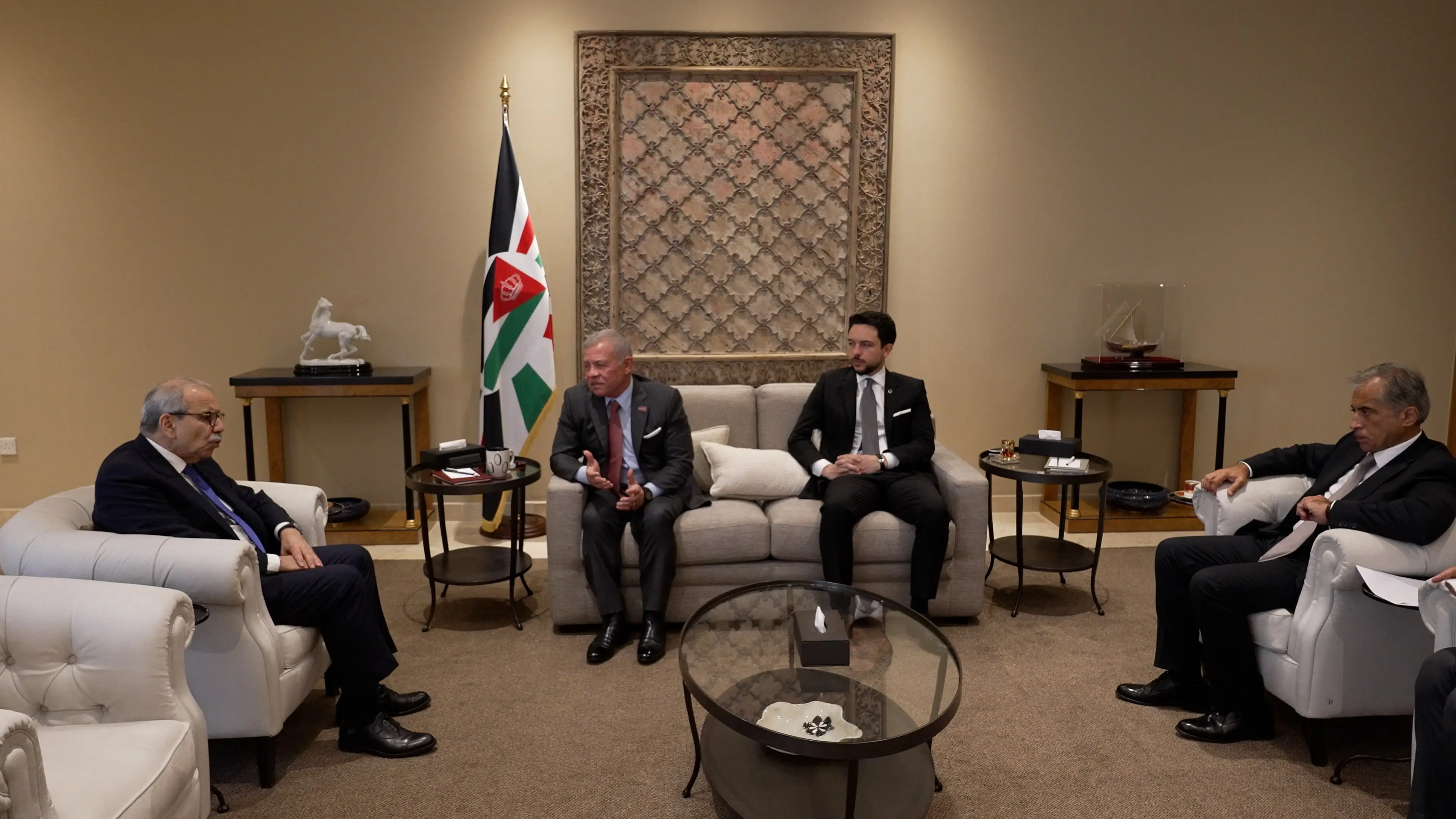 King meets with Lebanon PM, affirms Jordan’s support for Lebanese people