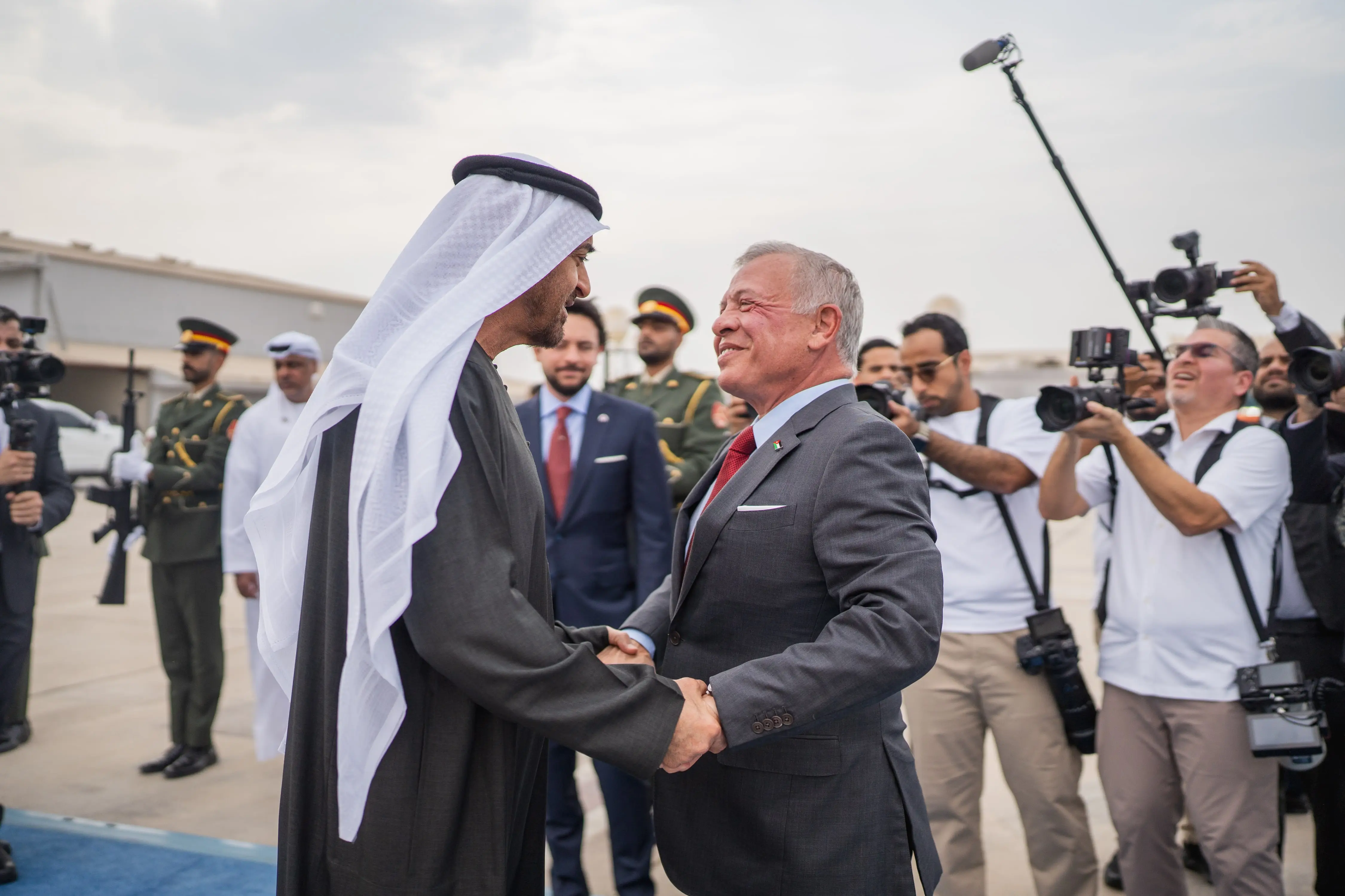 الملك ورئيس دولة الإمارات يبحثان في أبوظبي المستجدات الإقليمية والعلاقات الثنائية