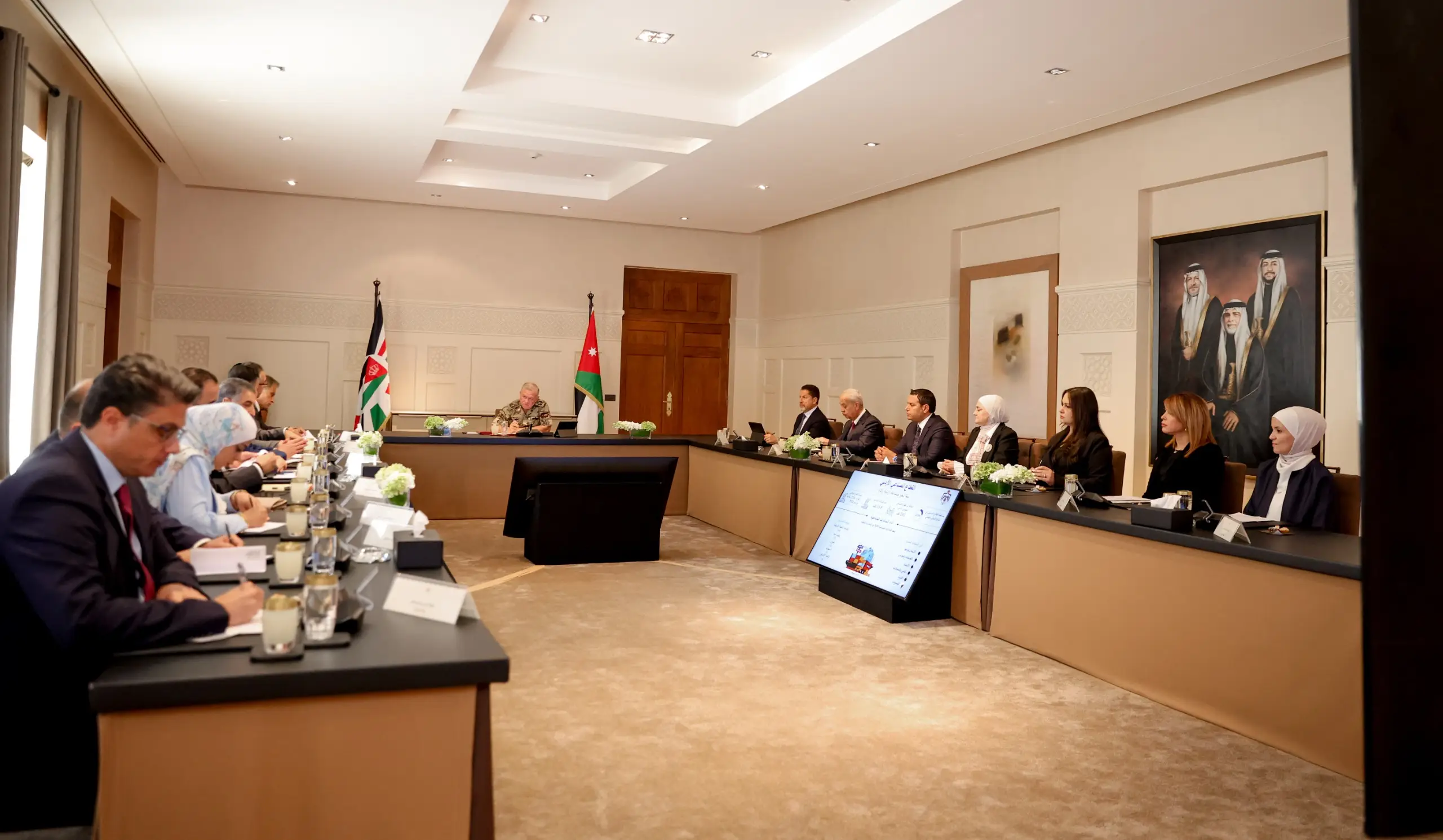 King meets with industrial sector officials, representatives