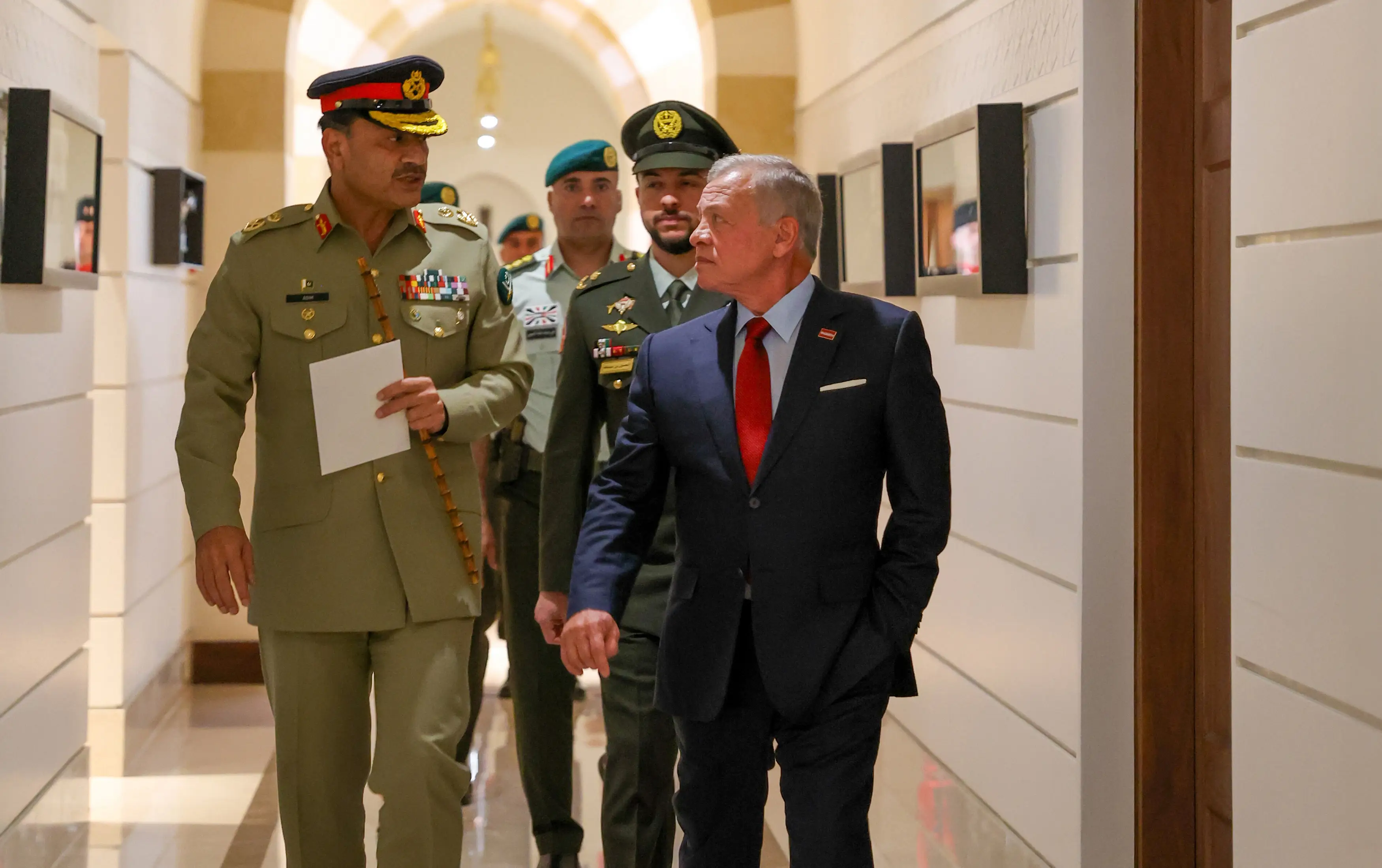 الملك يلتقي رئيس أركان القوات البرية الباكستانية