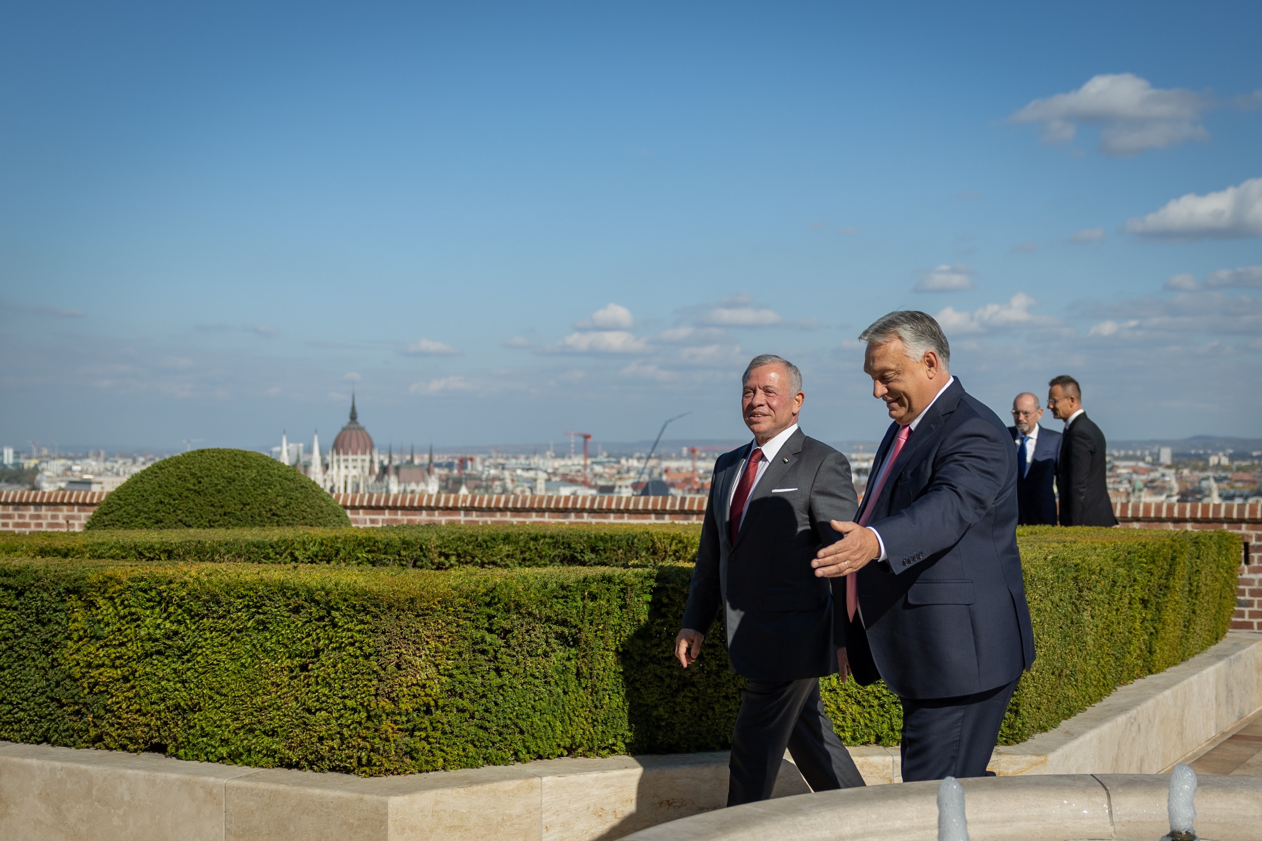 King meets with Hungary PM, calls for intensifying efforts to achieve regional, global peace