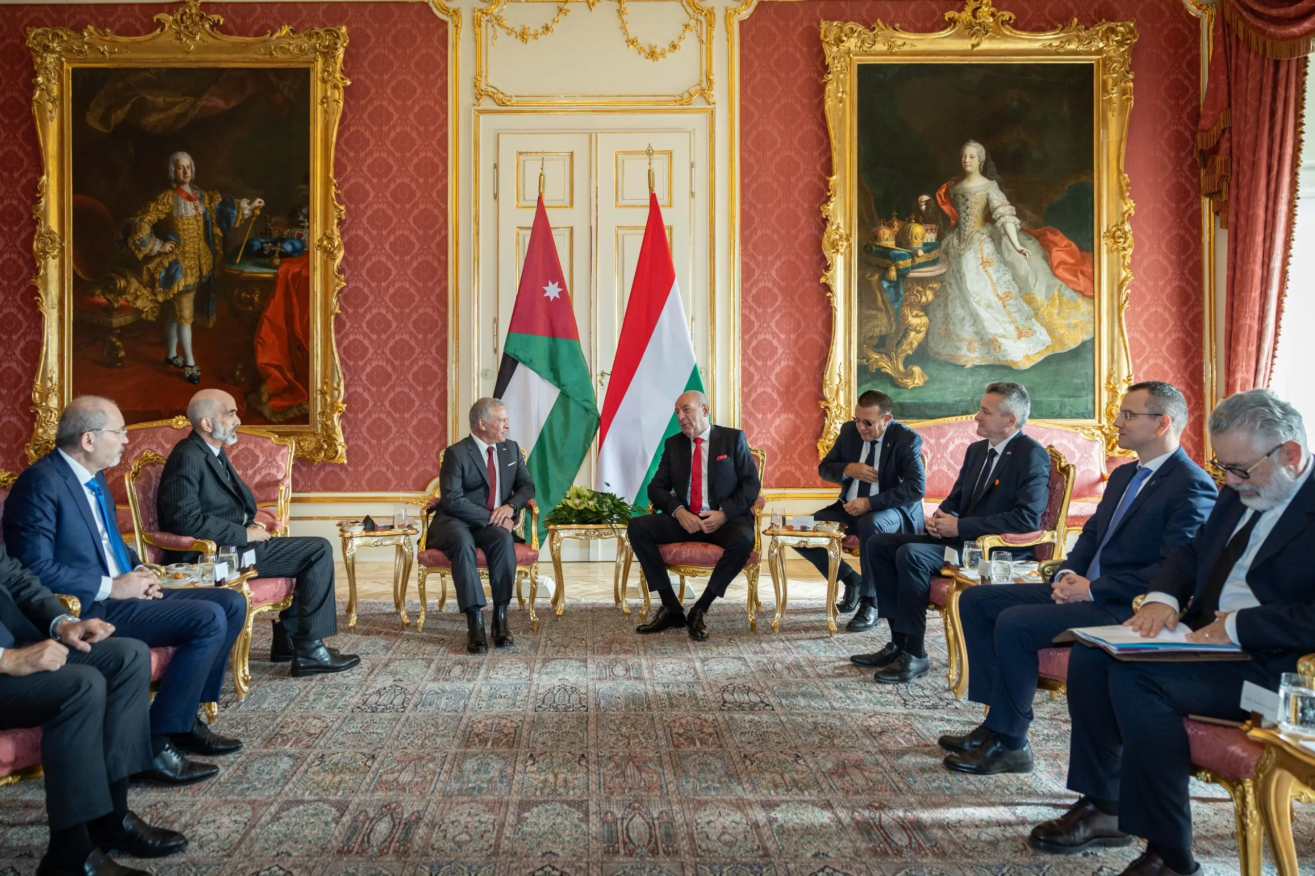 الملك ورئيس هنغاريا يؤكدان أهمية البناء على التعاون بين البلدين في مختلف المجالات