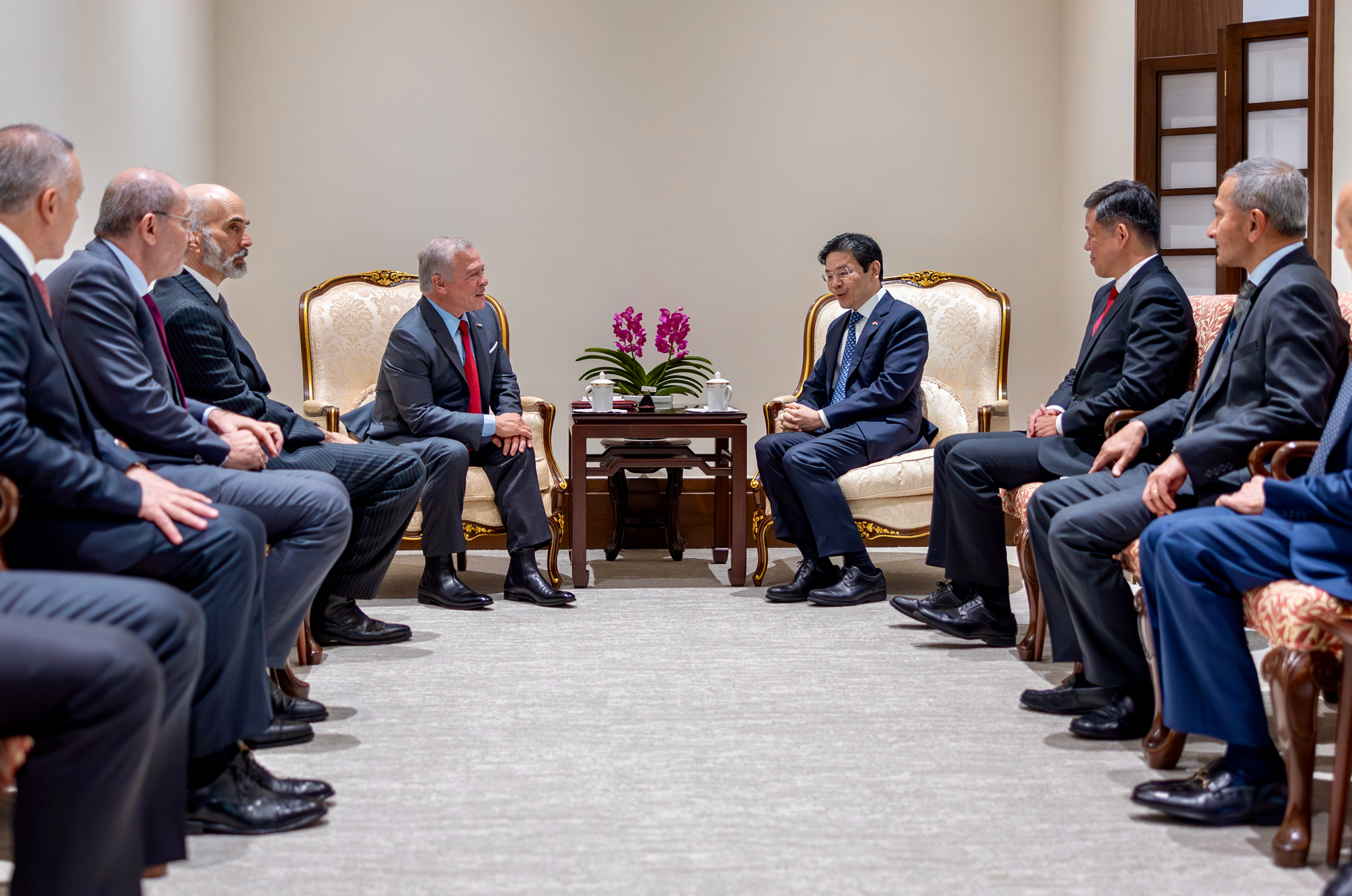 King meets with Singapore prime minister, finance minister