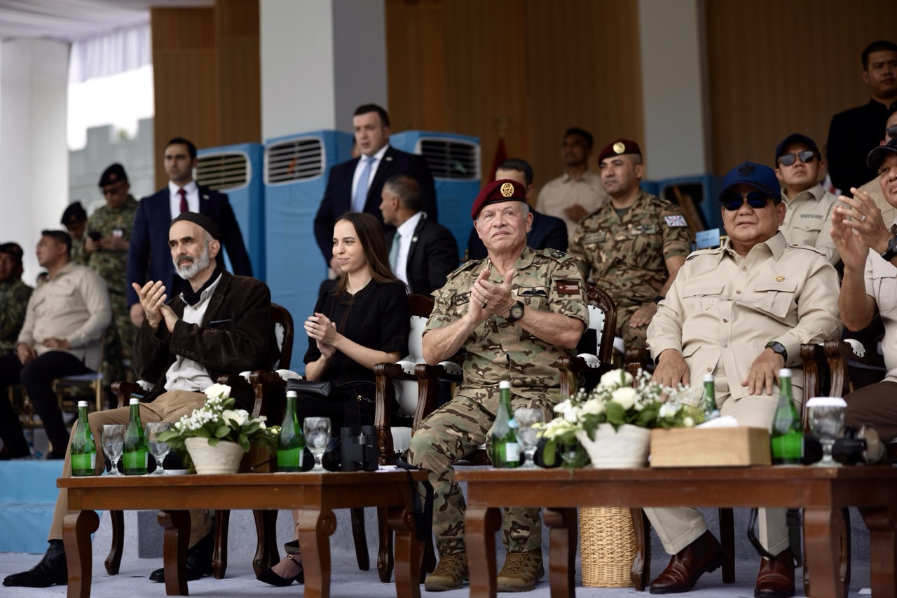 الملك والرئيس الإندونيسي يحضران في جاكرتا مجريات تمرين عسكري مشترك للطائرات المسيرة