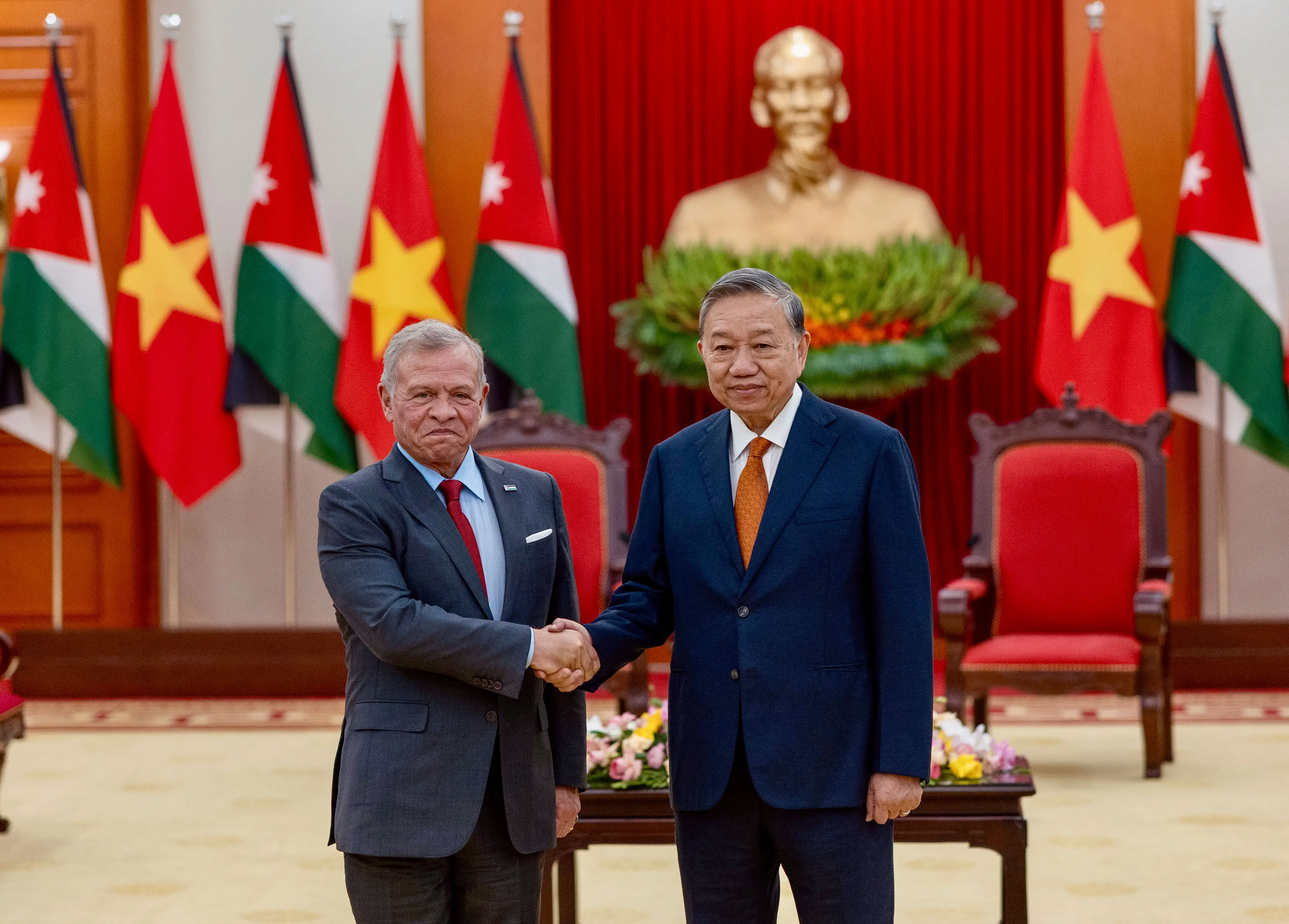 الملك يلتقي في هانوي الأمين العام للحزب الشيوعي الفيتنامي