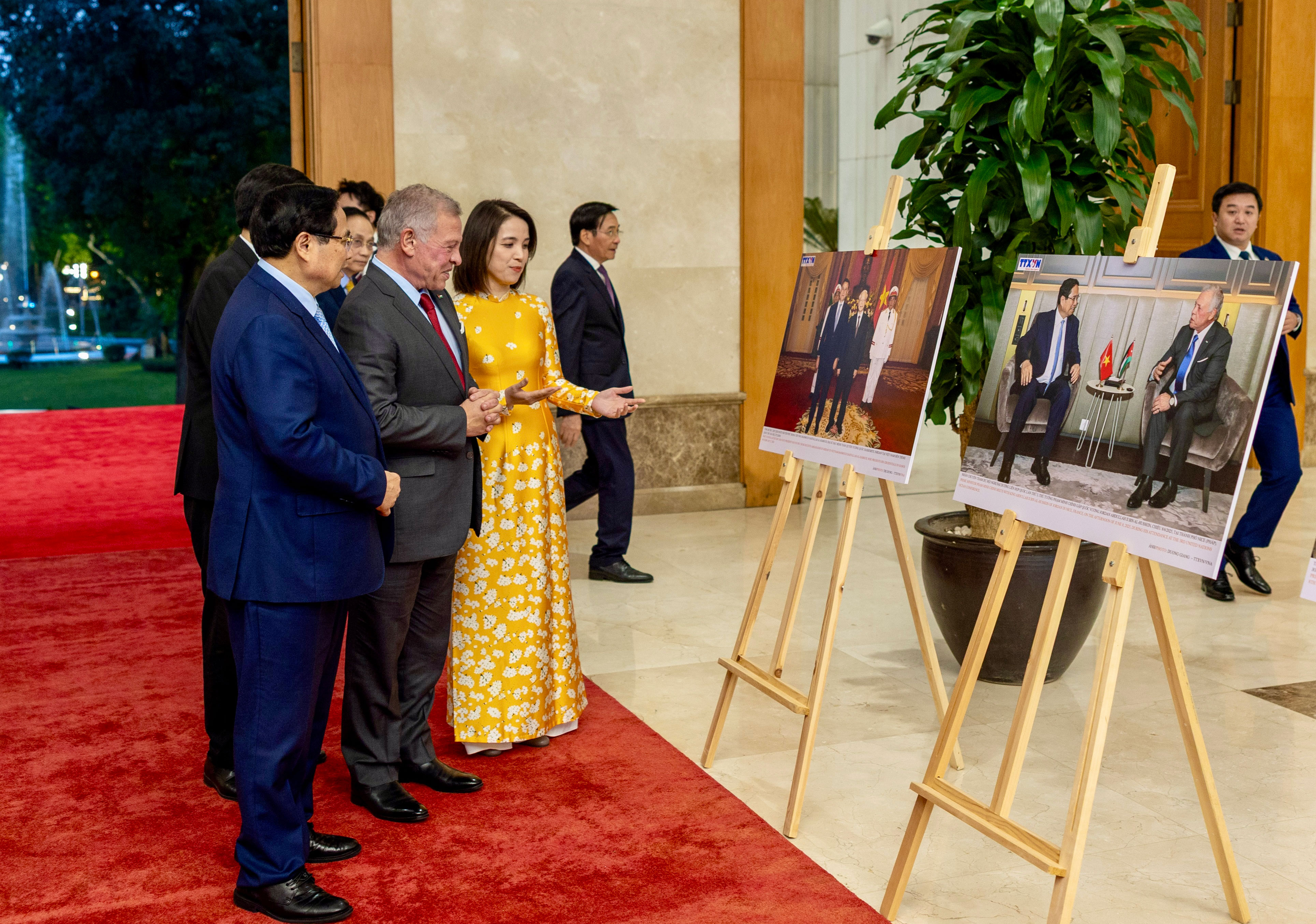 King, Vietnam PM discuss bilateral cooperation