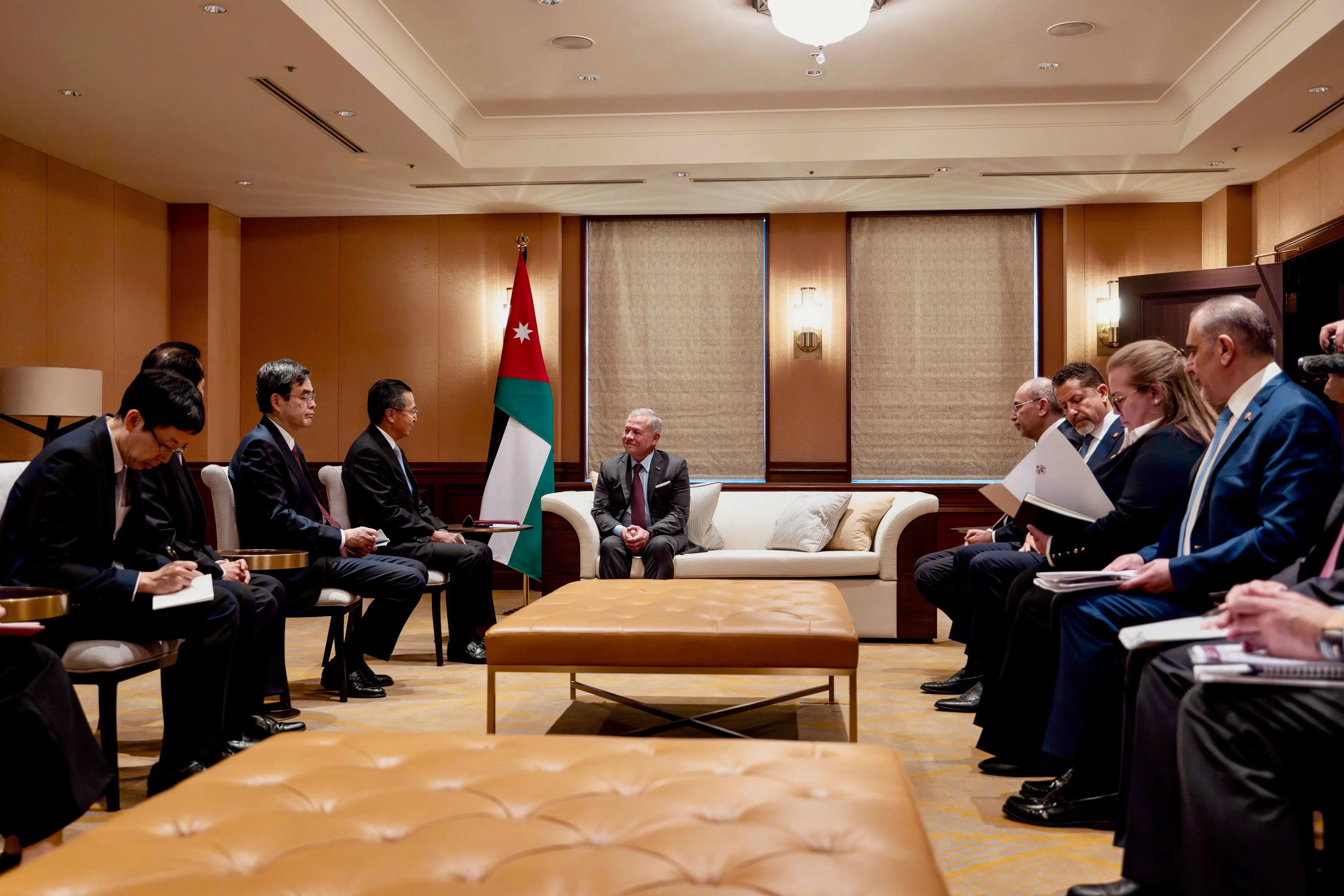 الملك يلتقي رئيس منظمة التجارة الخارجية اليابانية ويدعو لبحث إنشاء نافذة استثمارية مشتركة