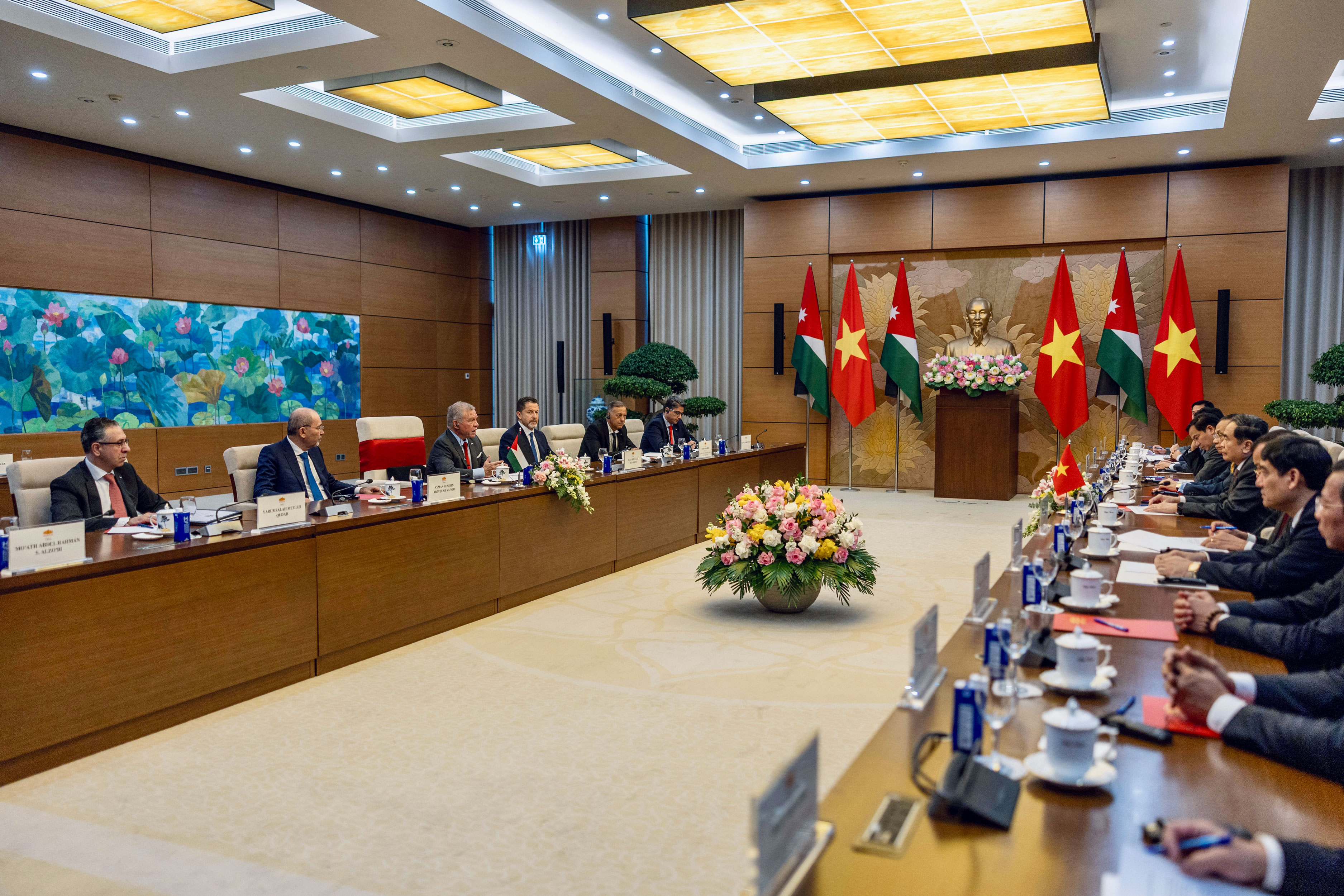 King meets with chairman of Vietnam National Assembly