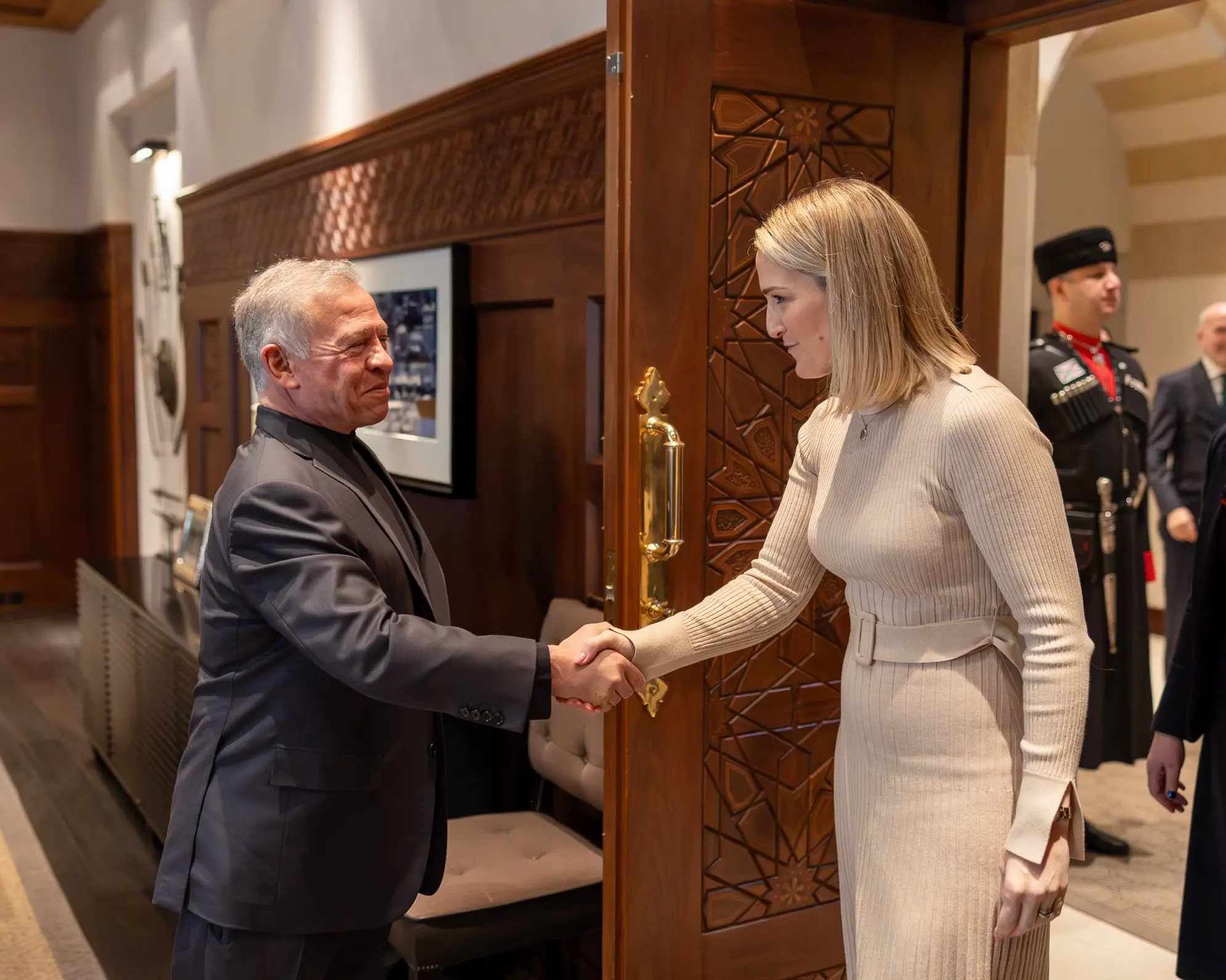 الملك يلتقي وزيرة الخارجية والتجارة والدفاع الإيرلندية 