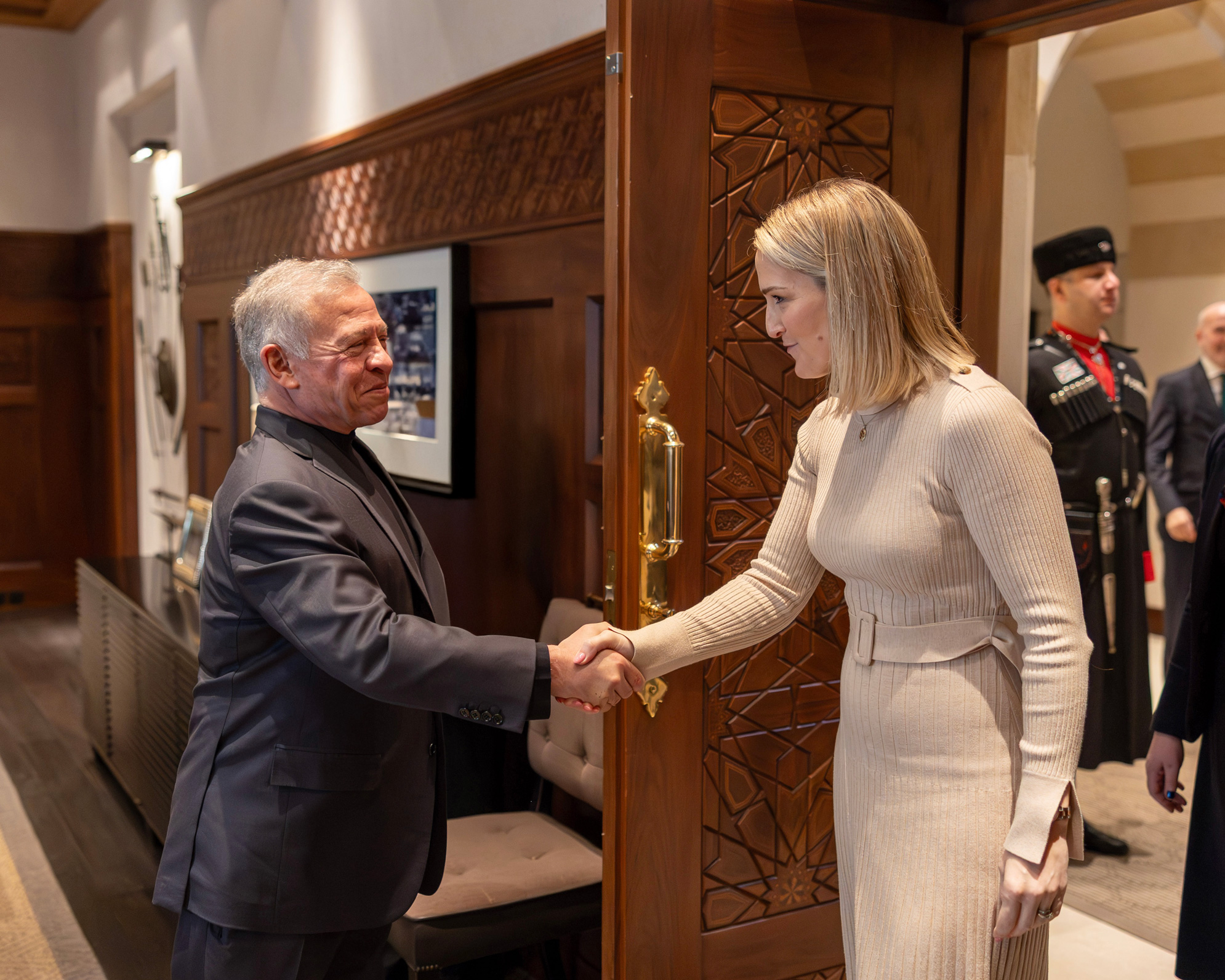 الملك يلتقي وزيرة الخارجية والتجارة والدفاع الإيرلندية 