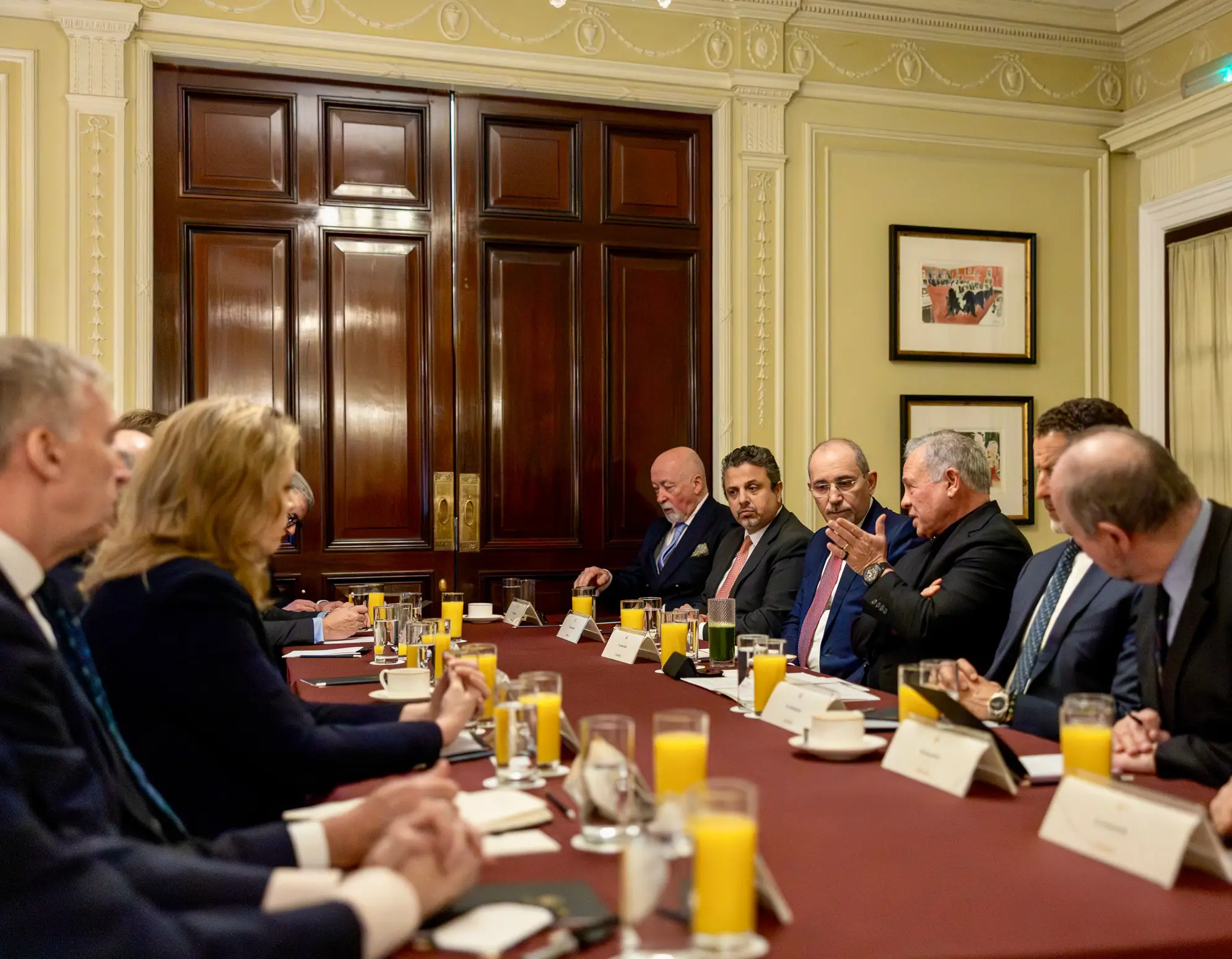 الملك يجتمع بمسؤولين سابقين وبرلمانيين بريطانيين في لندن