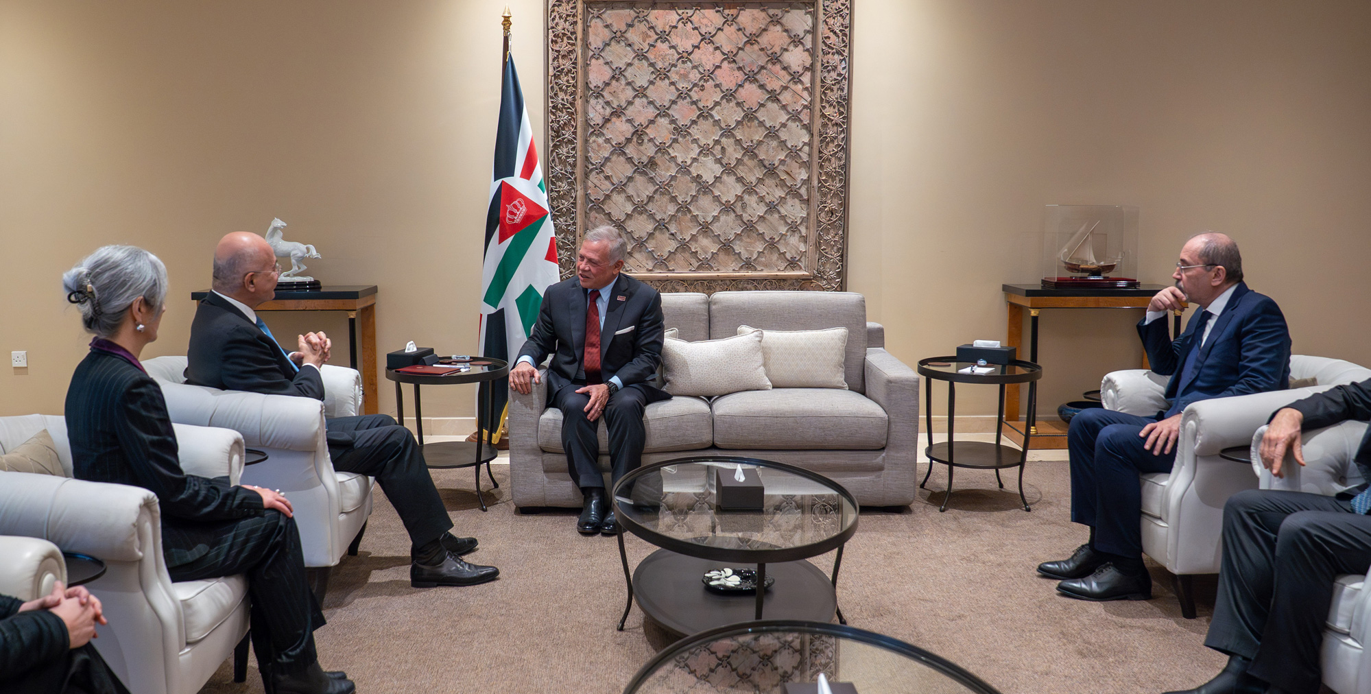 King receives UN high commissioner for refugees
