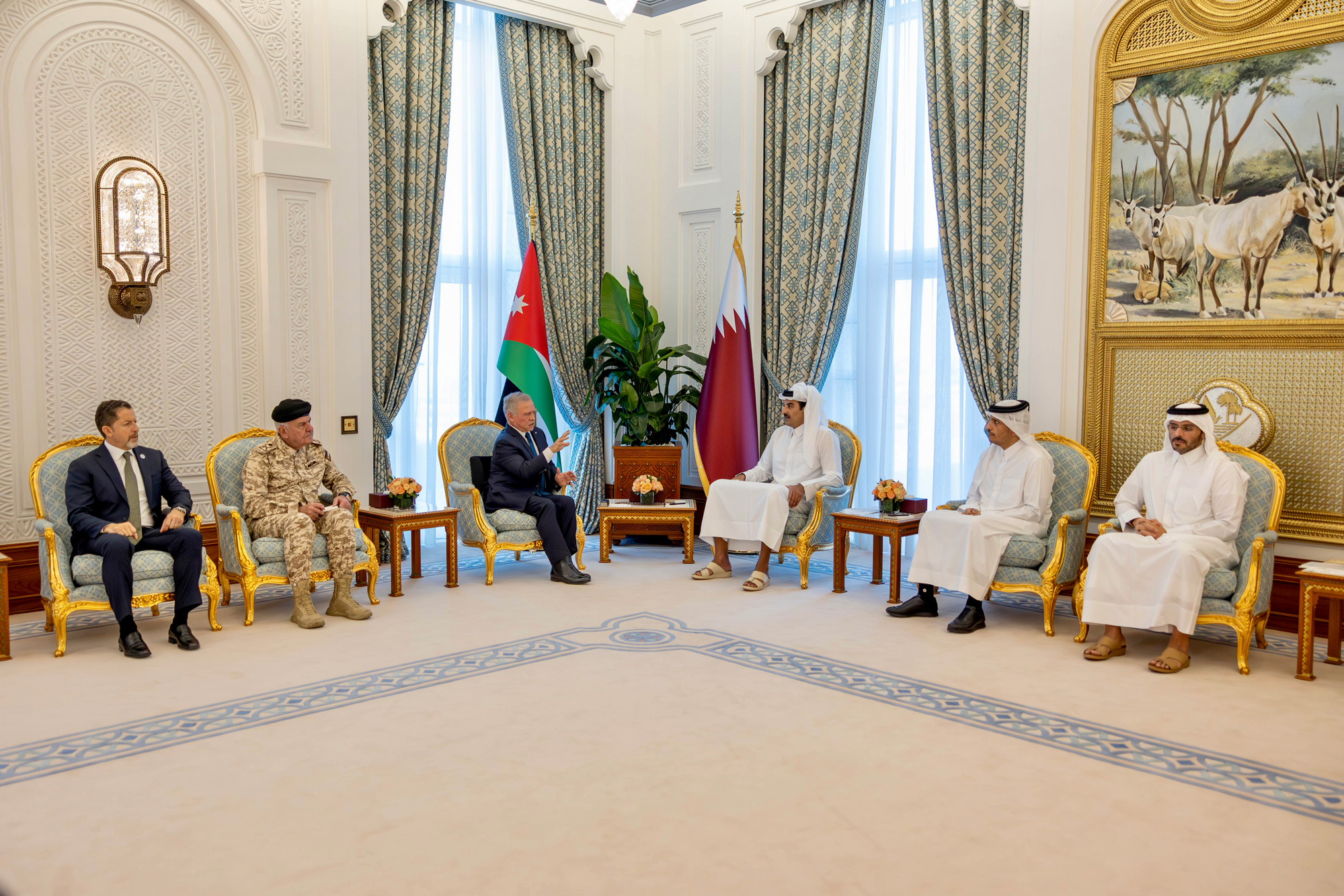 King, Qatar emir discuss current regional developments