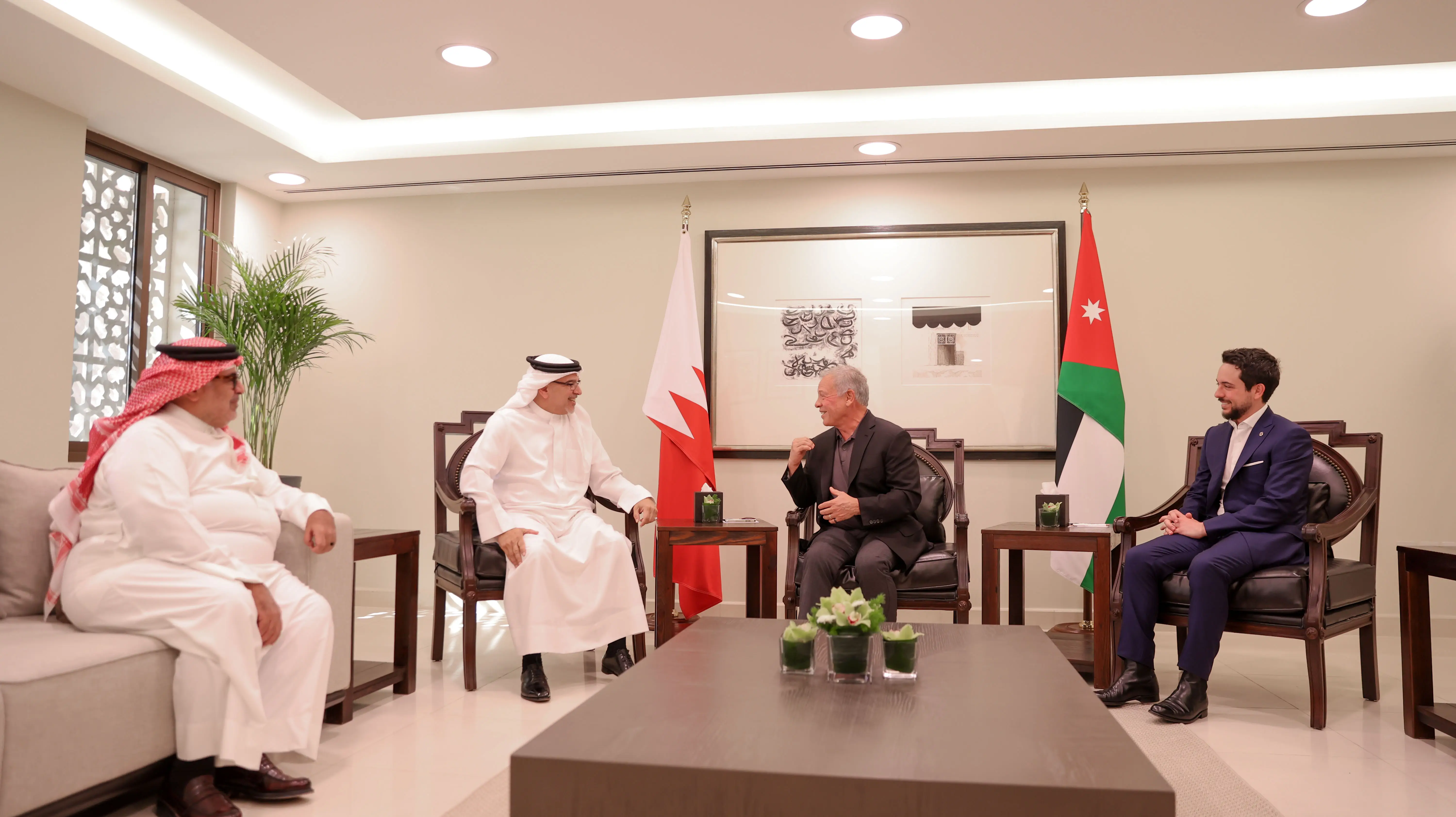 الملك يستقبل ولي عهد البحرين في العقبة