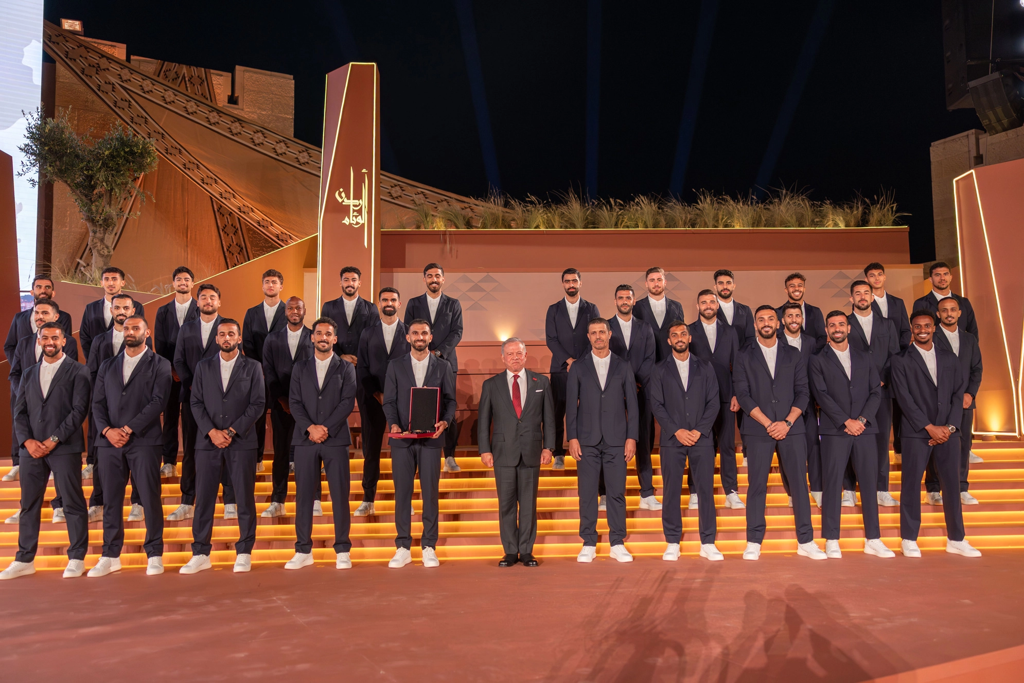 King bestows medals on Jordanian institutions, individuals on 80th Independence Day