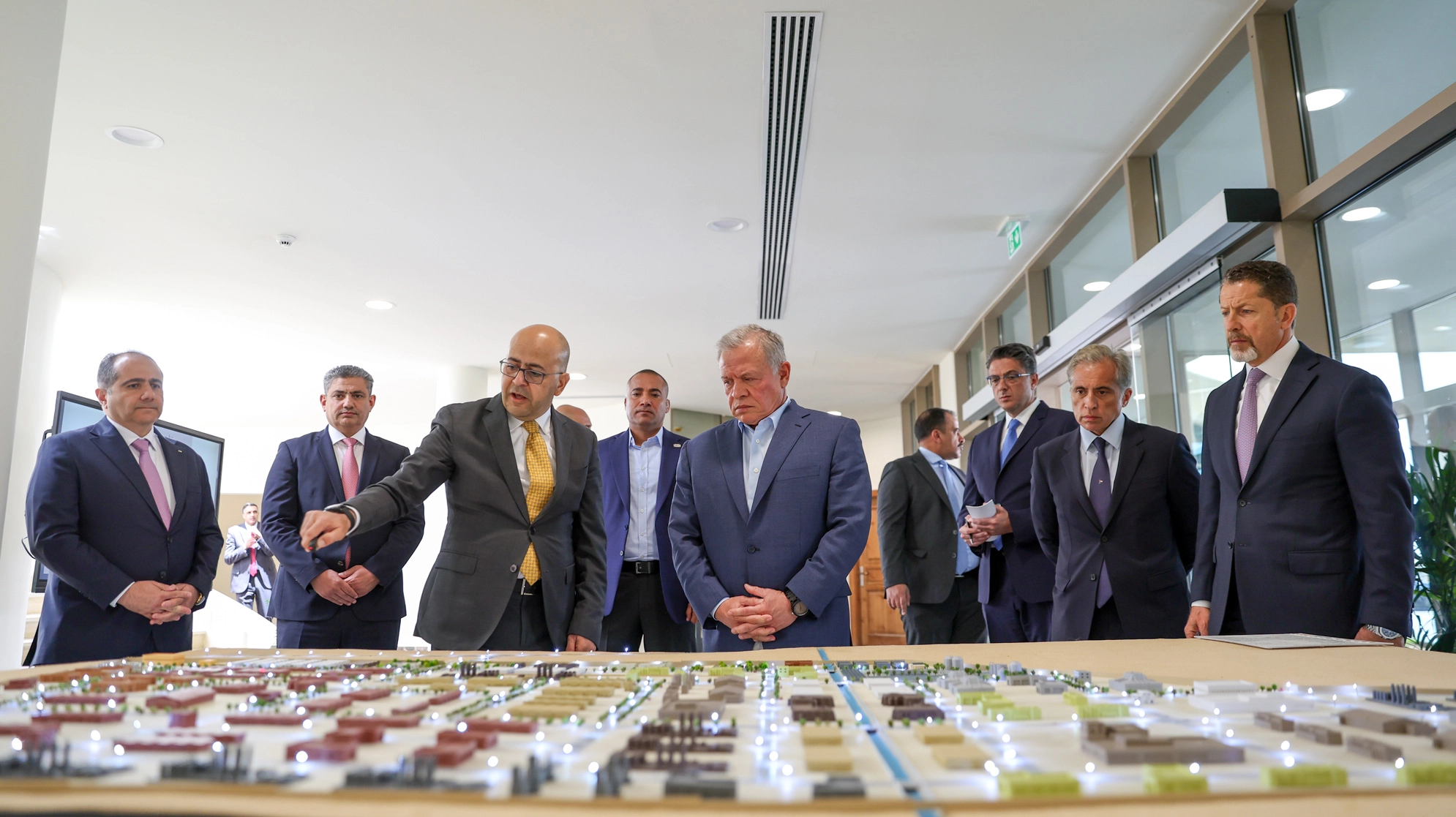 الملك يزور محافظة الزرقاء ويلتقي وجهاء وممثلين عن أهاليها