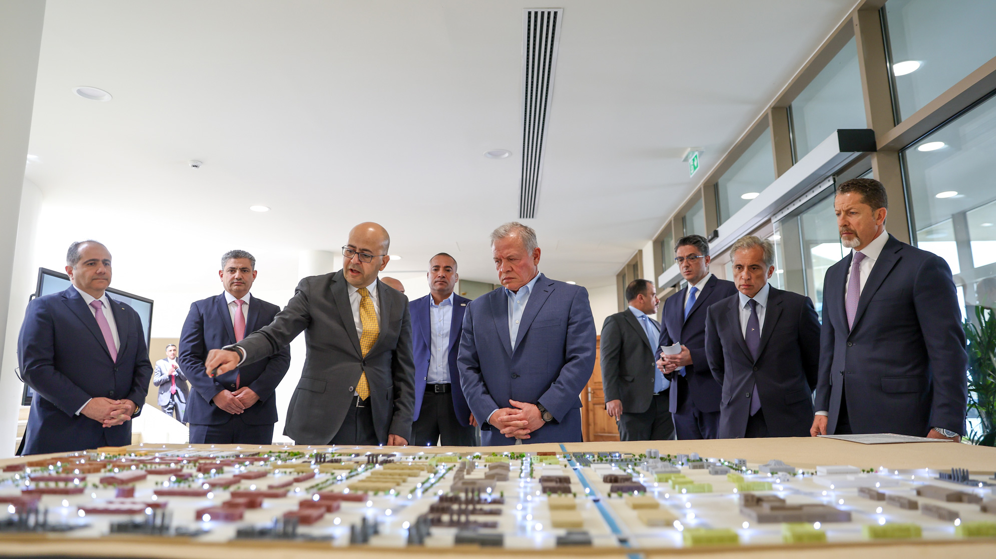 الملك يزور محافظة الزرقاء ويلتقي وجهاء وممثلين عن أهاليها
