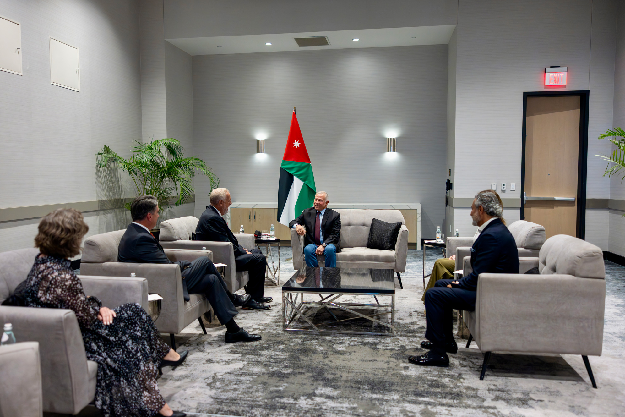 الملك يلتقي عمدة مدينة أرلينغتون في ولاية تكساس الأمريكية