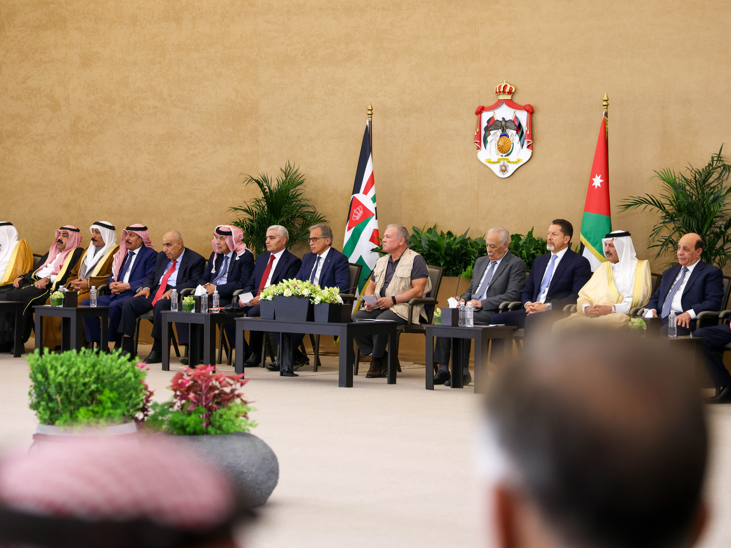 King visits Maan, meets leading figures from governorate