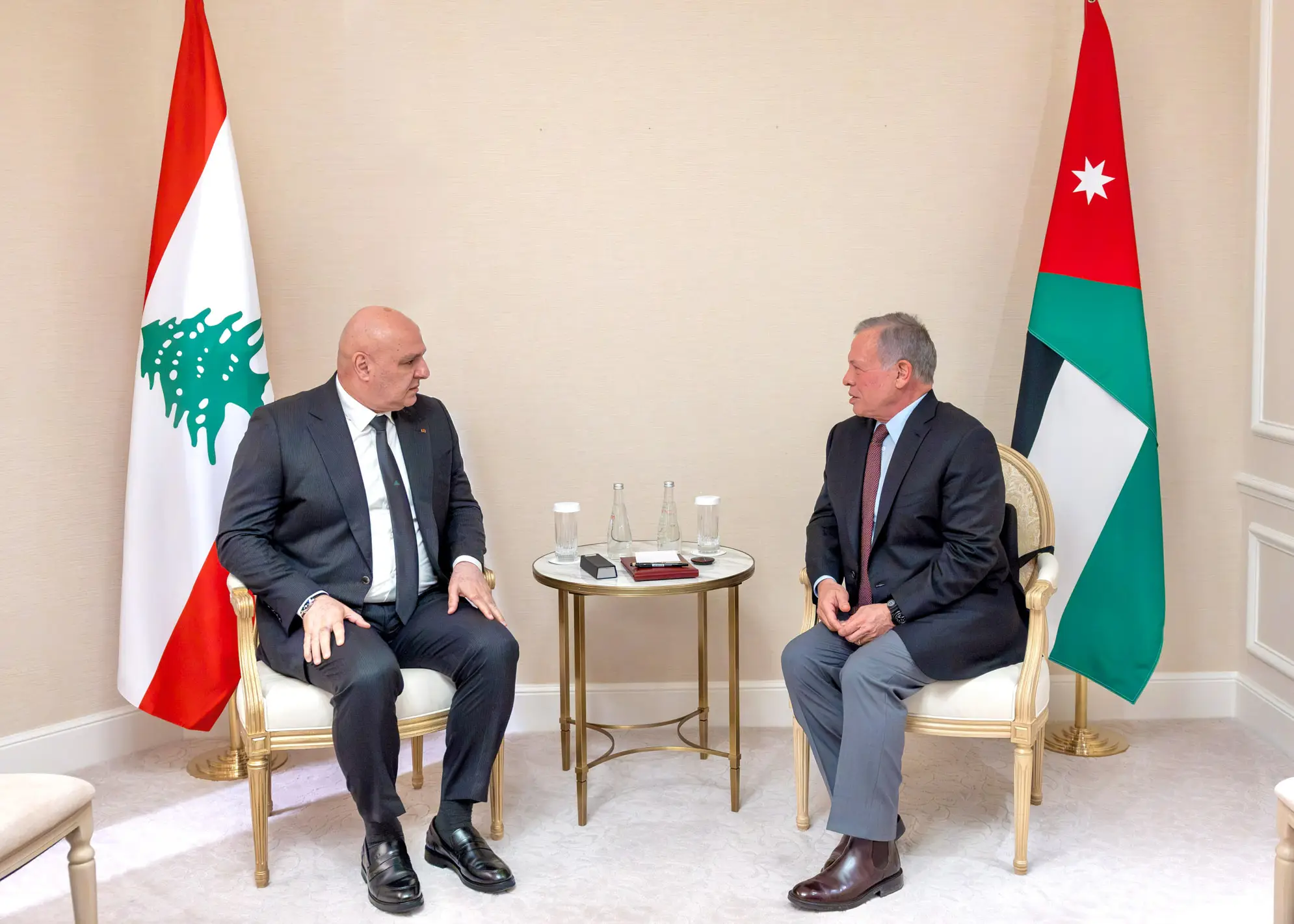الملك يلتقي الرئيس اللبناني في باريس ويؤكد وقوف الأردن إلى جانب اللبنانيين