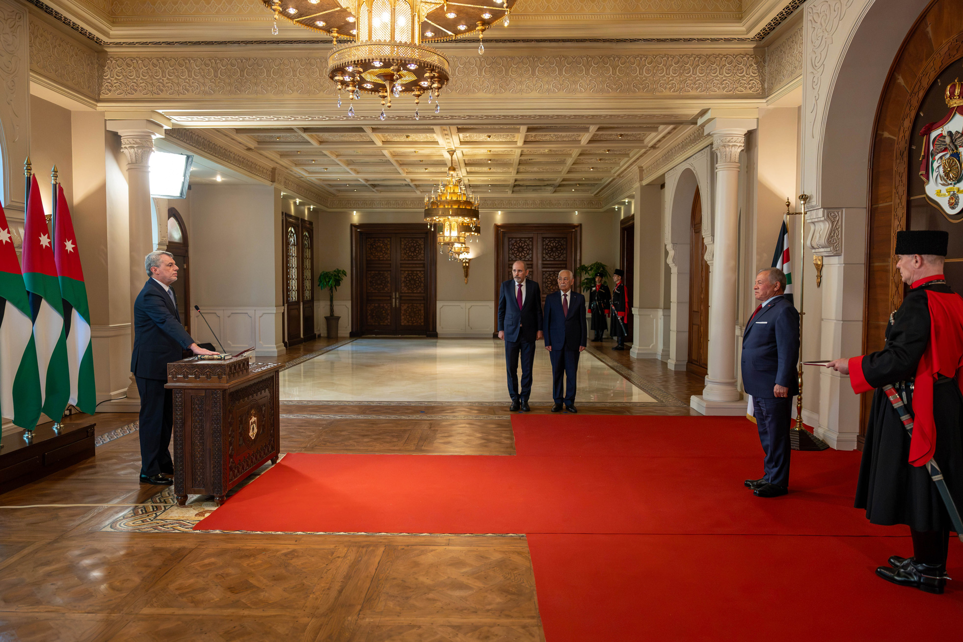السفير أبو حسان يؤدي اليمين القانونية أمام الملك سفيرا لدى سلطنة عُمان