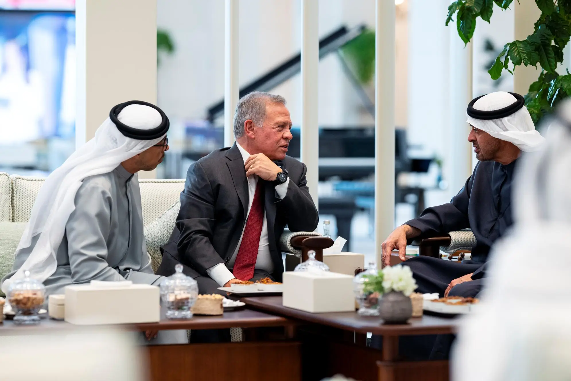 King, UAE president hold talks in Abu Dhabi