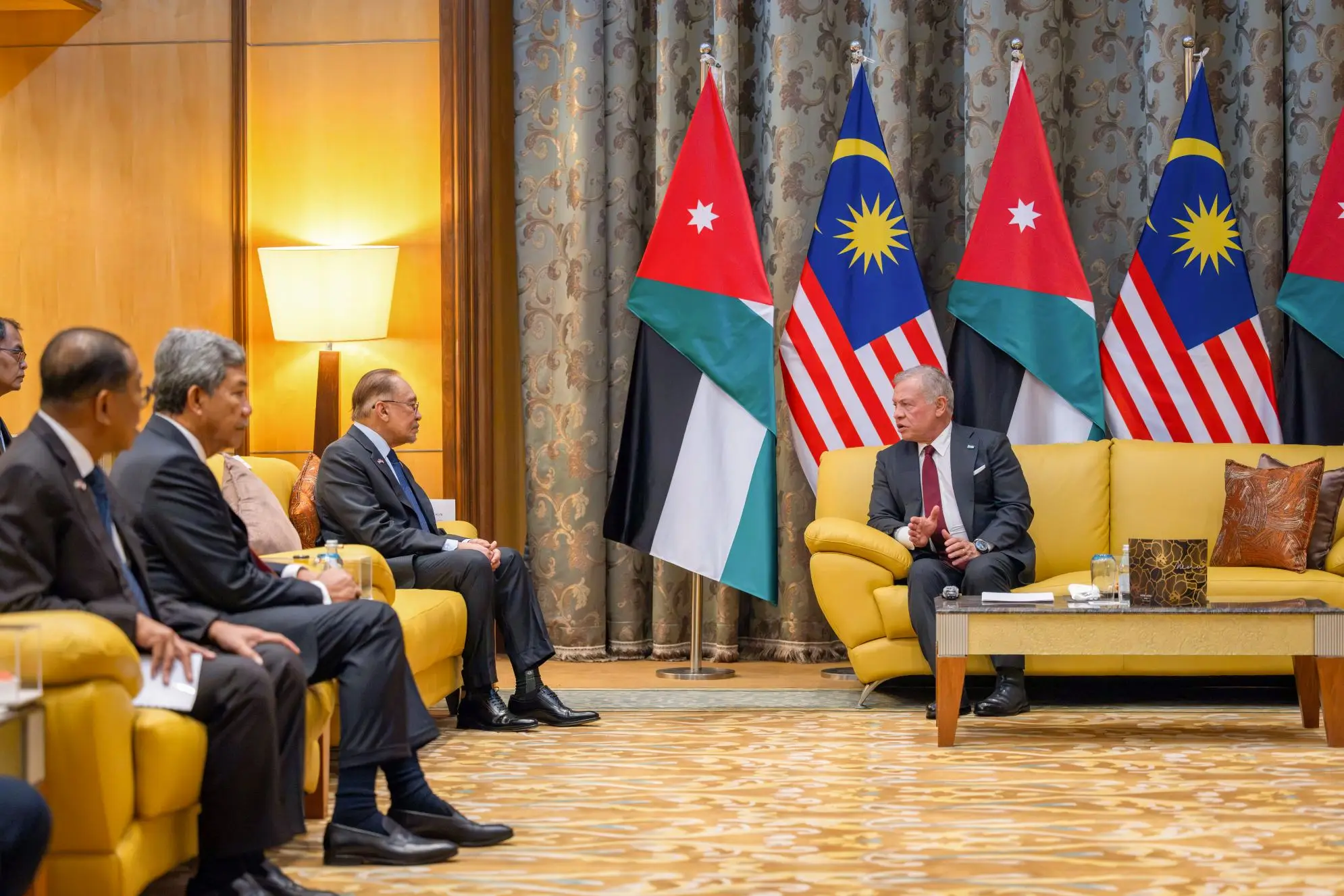 King meets with Malaysia PM