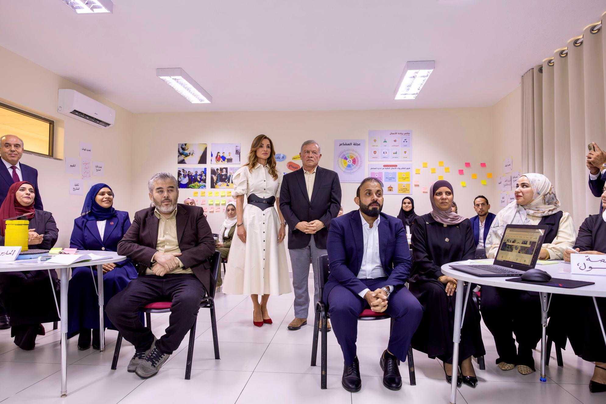 الملك والملكة يزوران مدرسة في العقبة بمناسبة اليوم العالمي للمعلمين